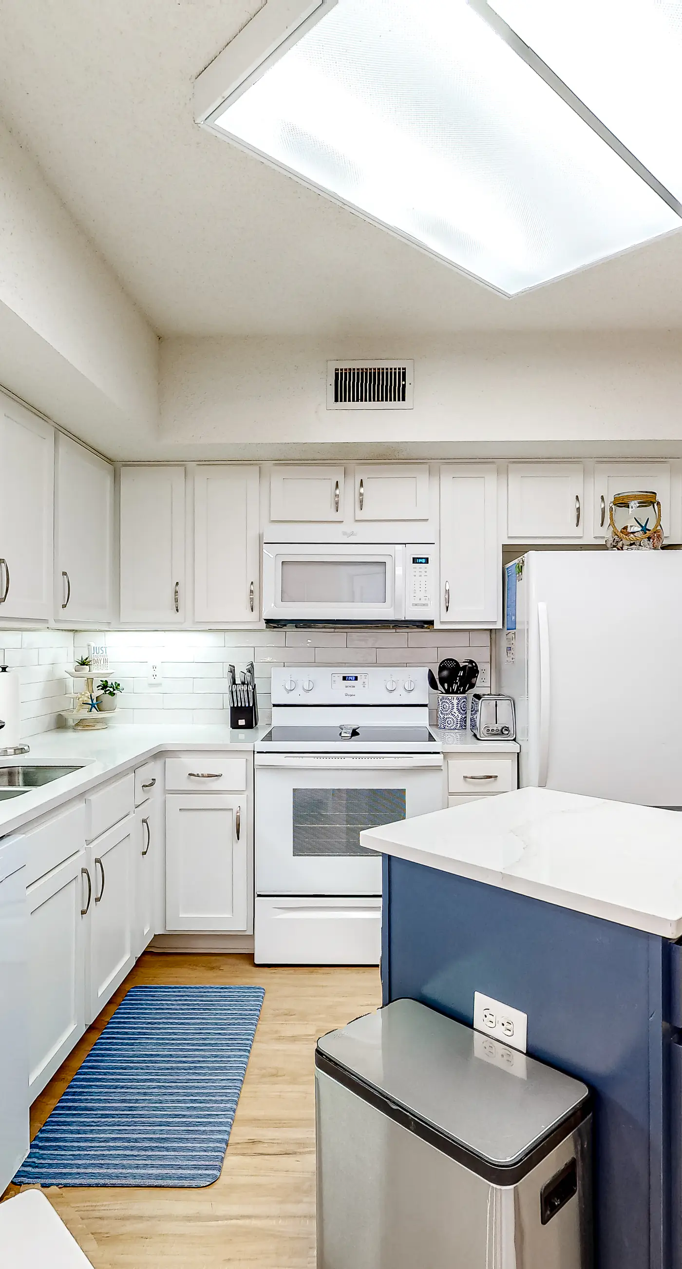 Inviting Gulf-front condo with hot tub, pool & spacious, furnished balcony