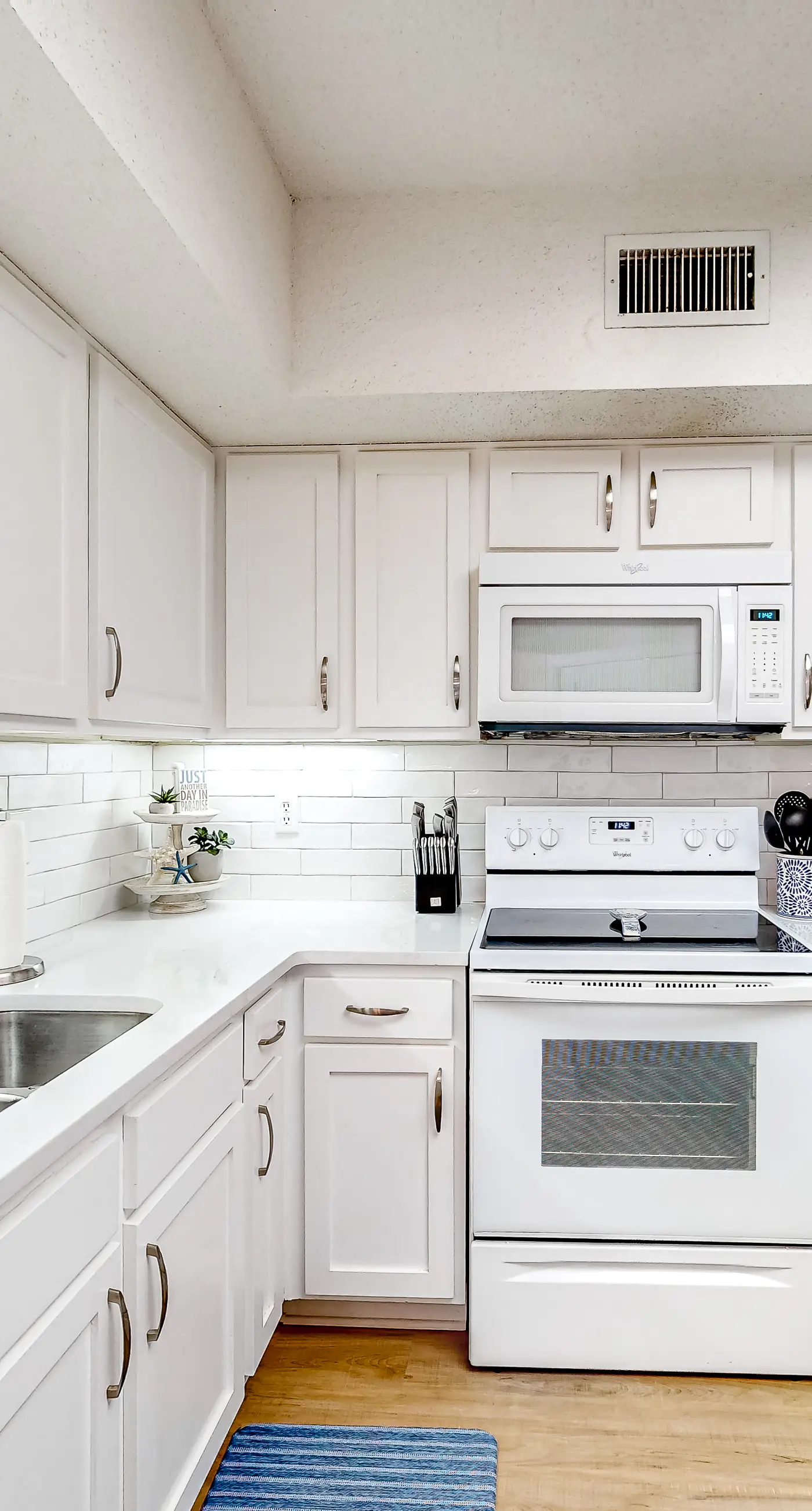 Inviting Gulf-front condo with hot tub, pool & spacious, furnished balcony