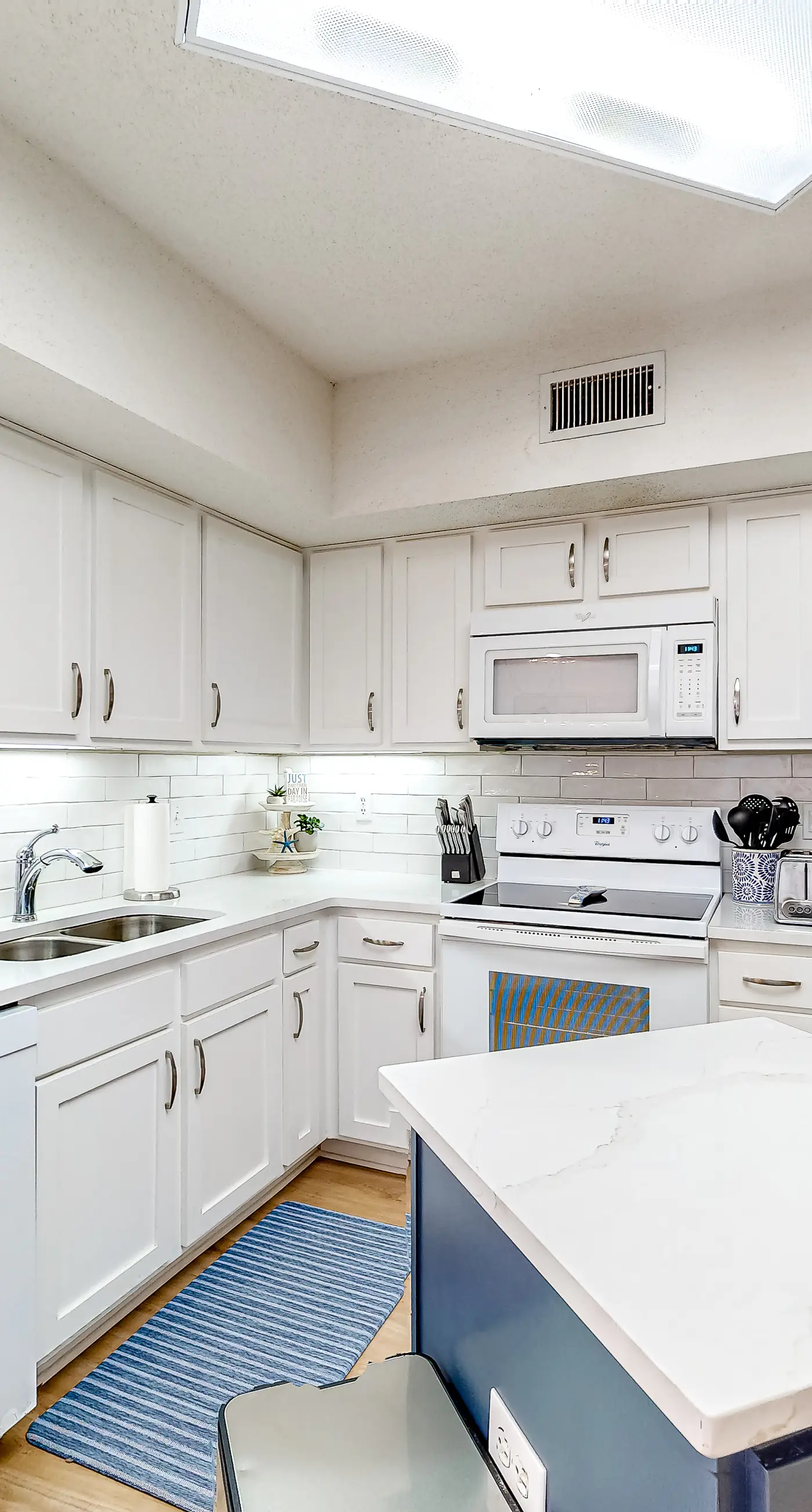 Inviting Gulf-front condo with hot tub, pool & spacious, furnished balcony