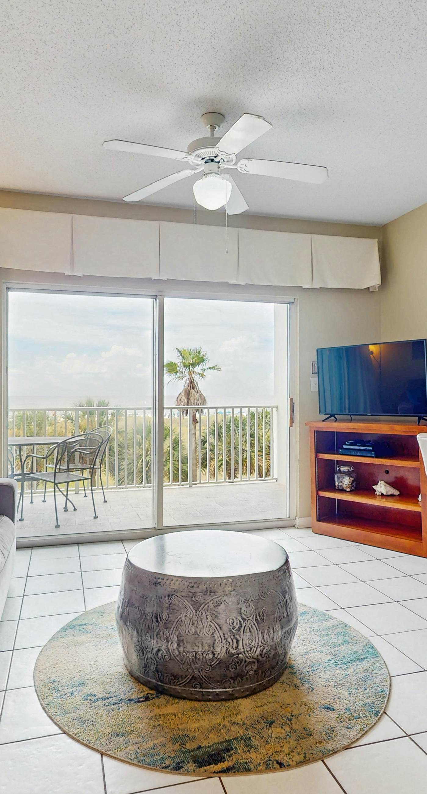 Cozy, beachfront condo w/ multiple shared pools, fitness center, & grilling area