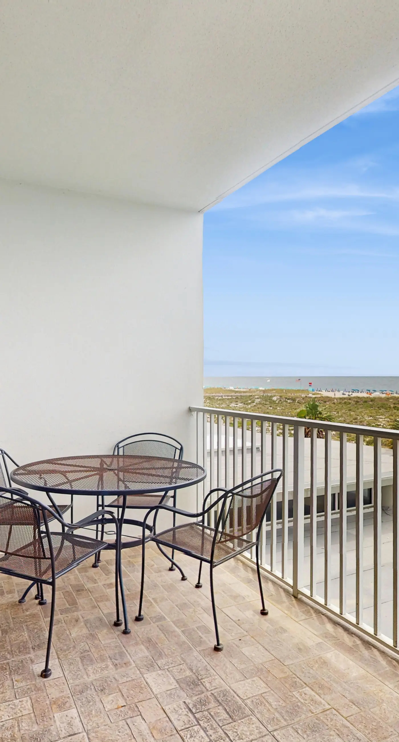 Cozy, beachfront condo w/ multiple shared pools, fitness center, & grilling area