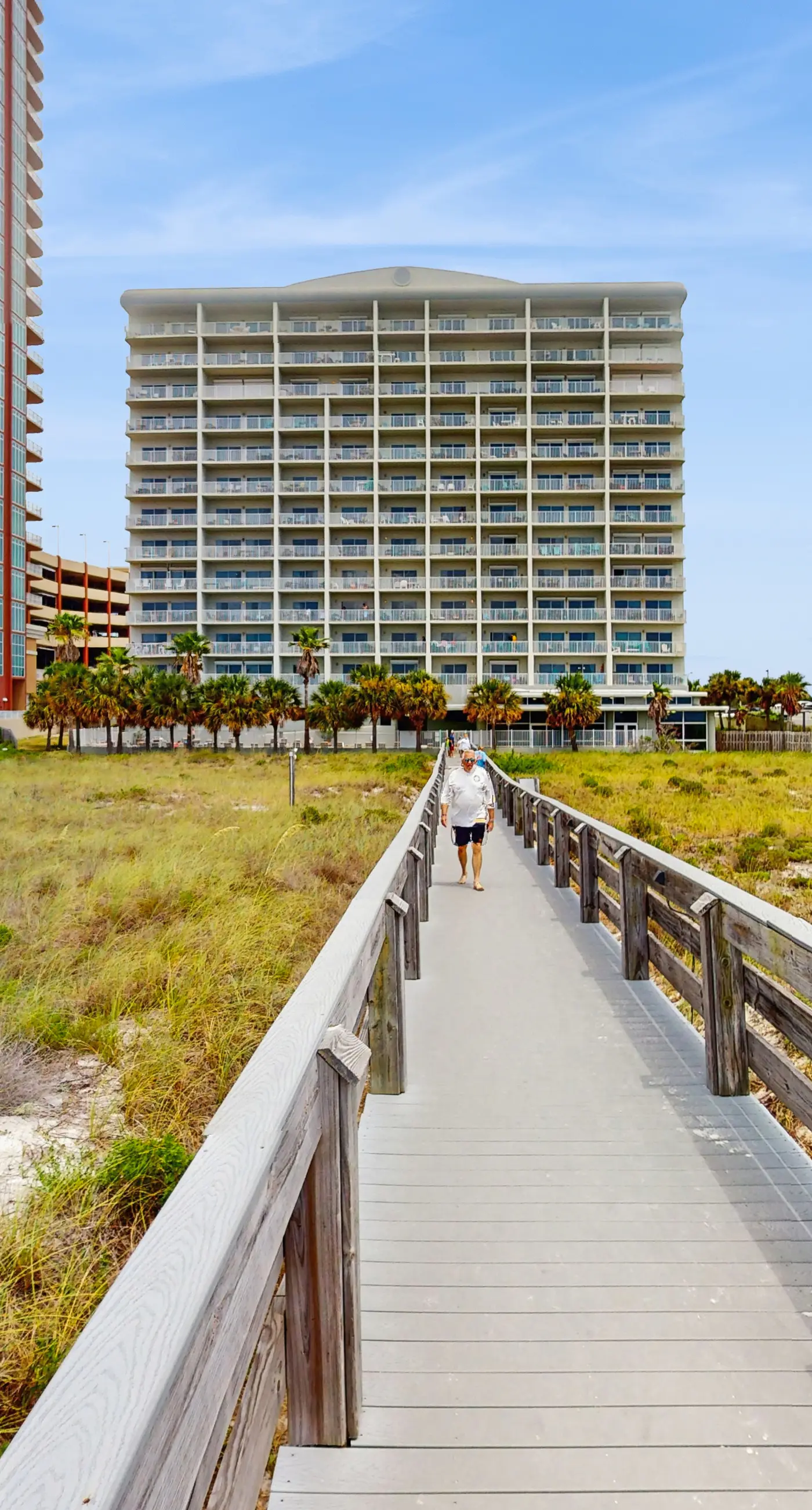 Cozy, beachfront condo w/ multiple shared pools, fitness center, & grilling area
