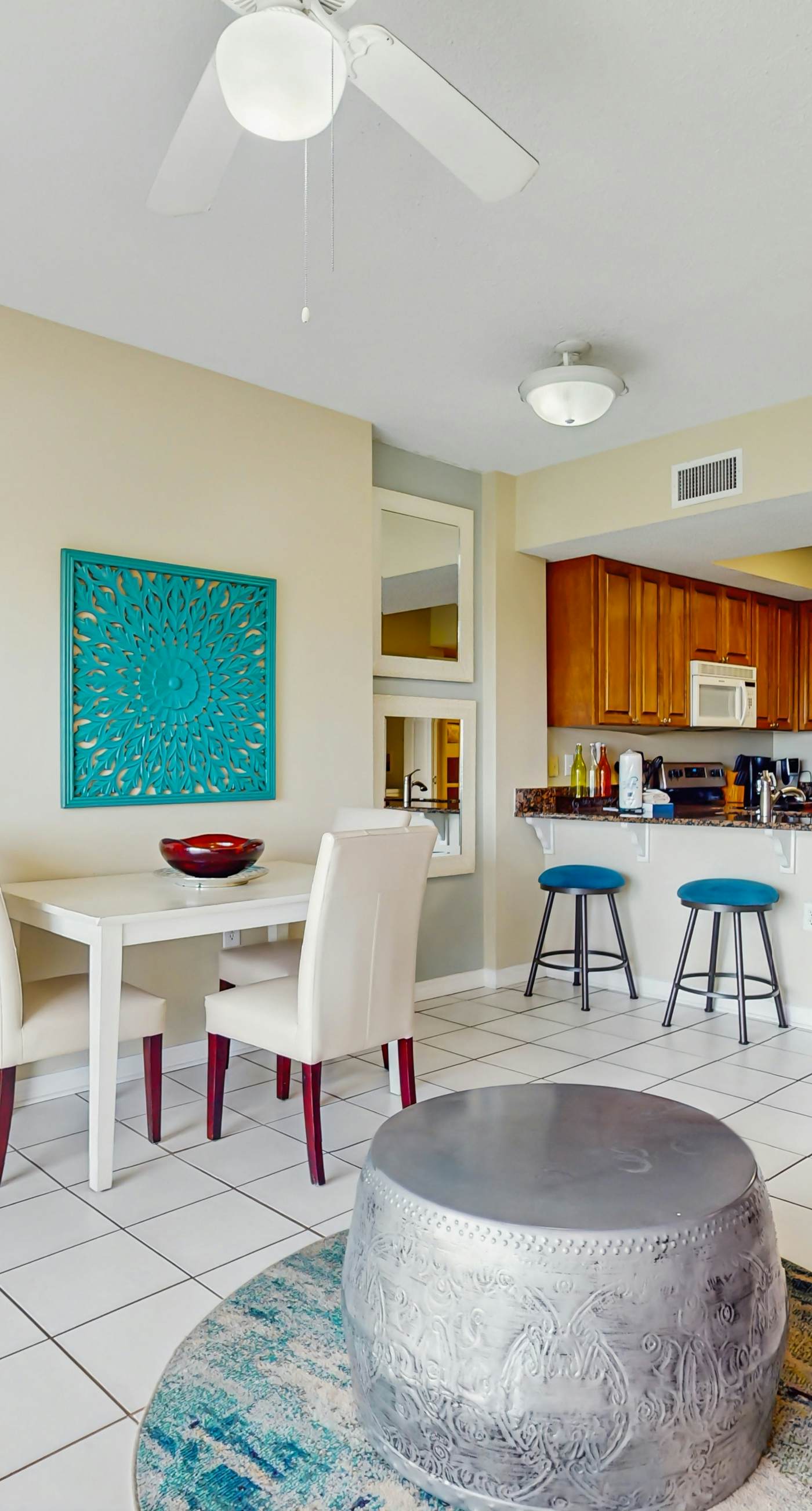 Cozy, beachfront condo w/ multiple shared pools, fitness center, & grilling area