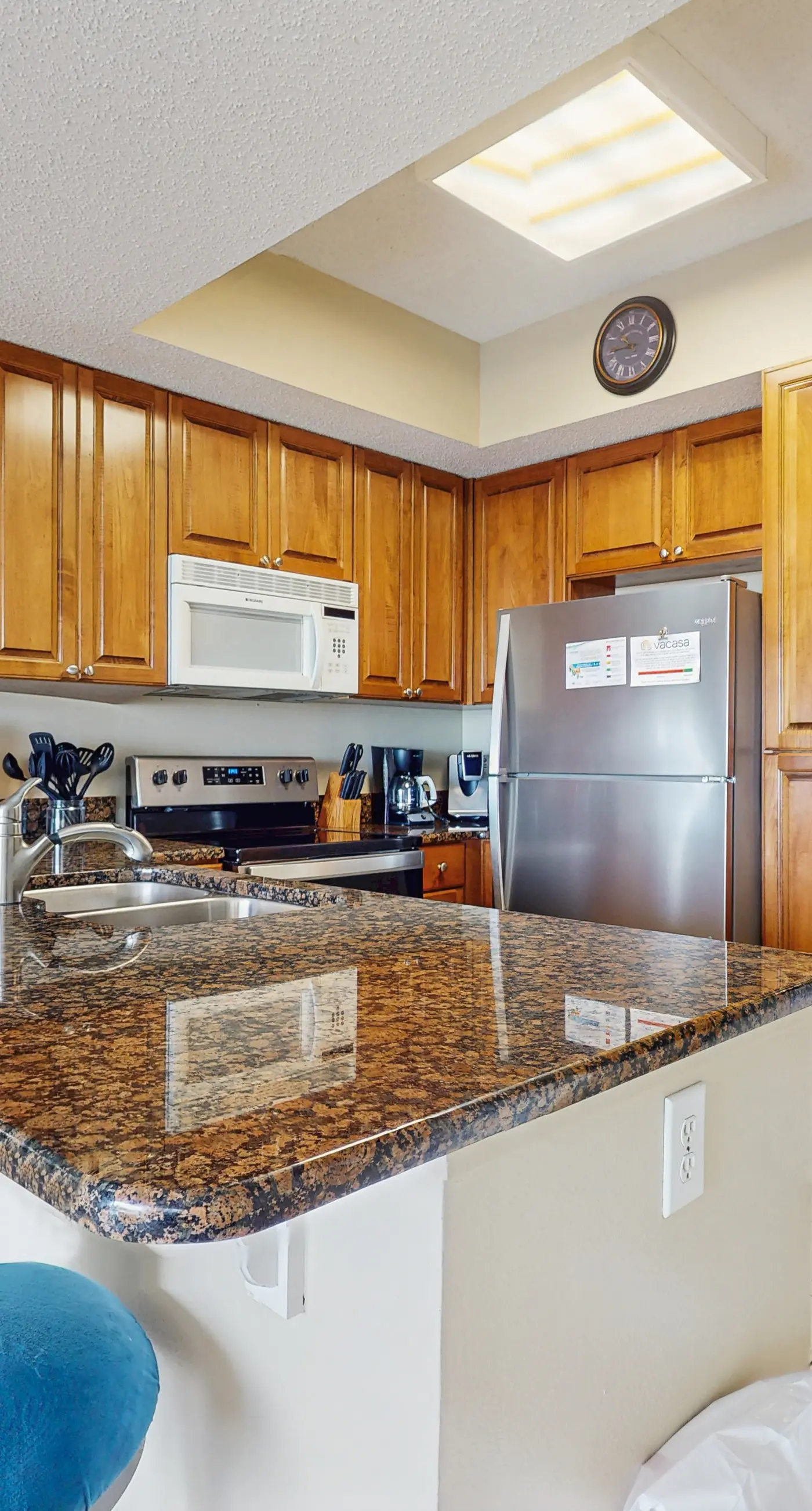 Cozy, beachfront condo w/ multiple shared pools, fitness center, & grilling area