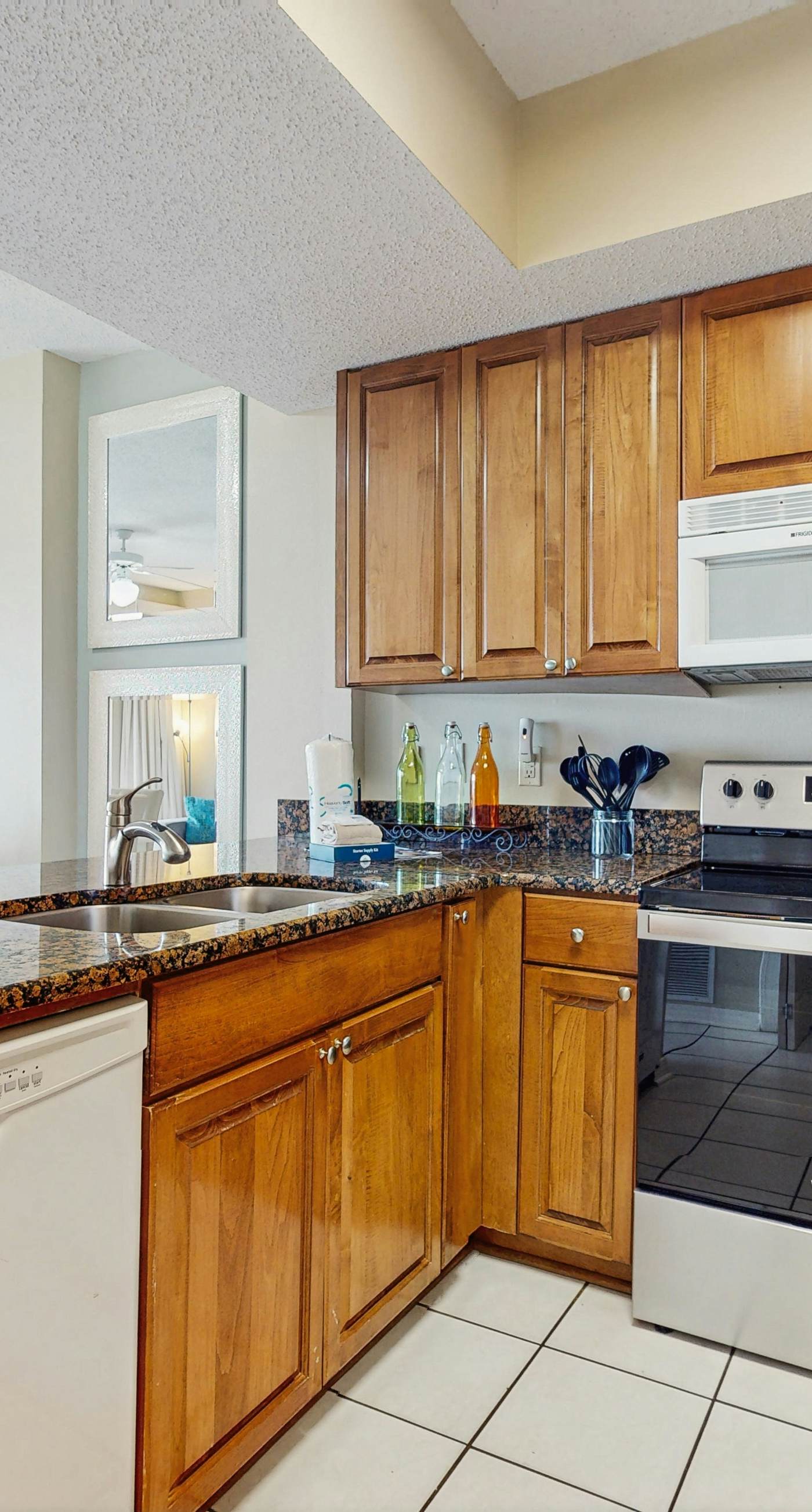 Cozy, beachfront condo w/ multiple shared pools, fitness center, & grilling area