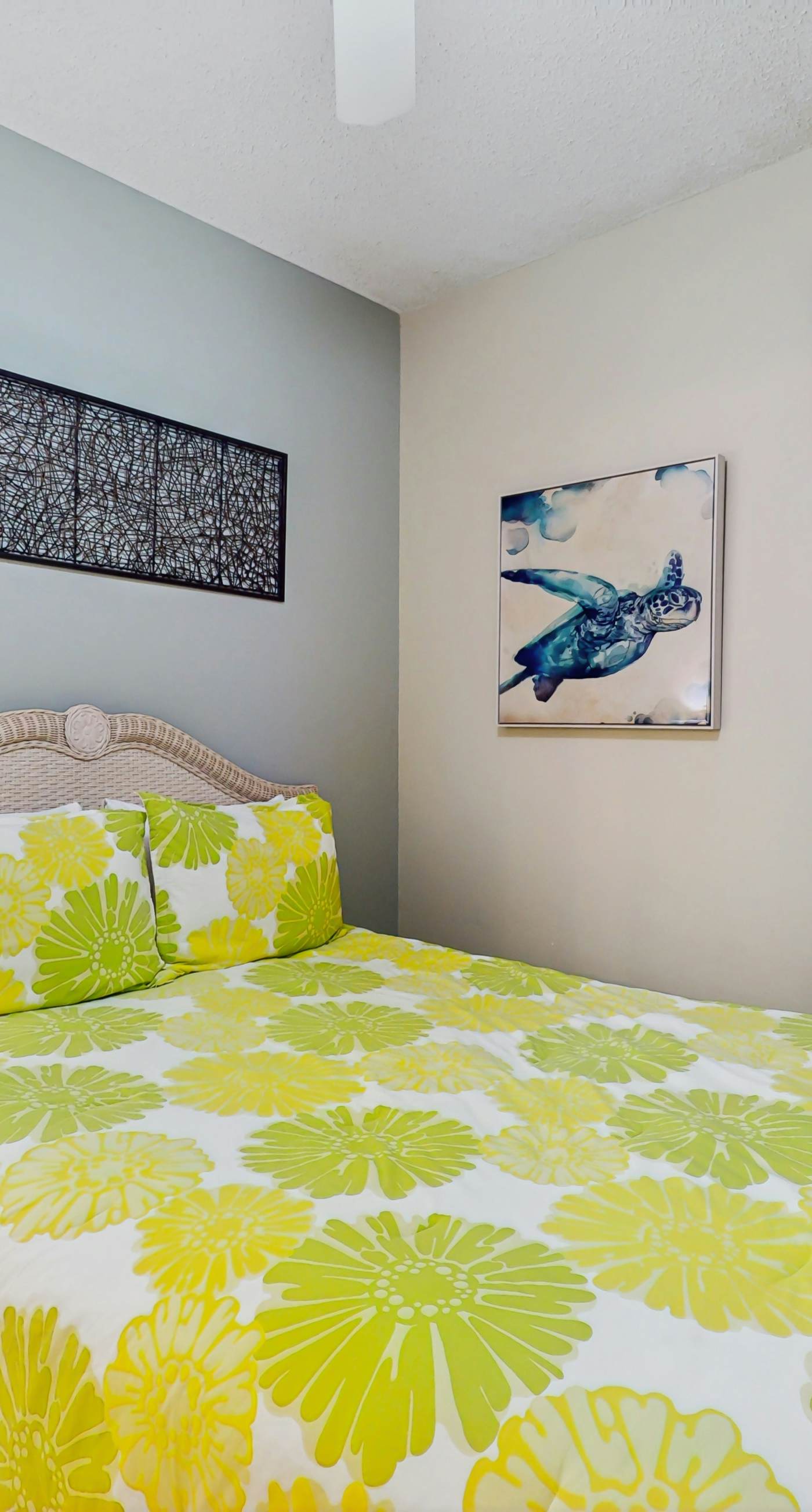 Cozy, beachfront condo w/ multiple shared pools, fitness center, & grilling area