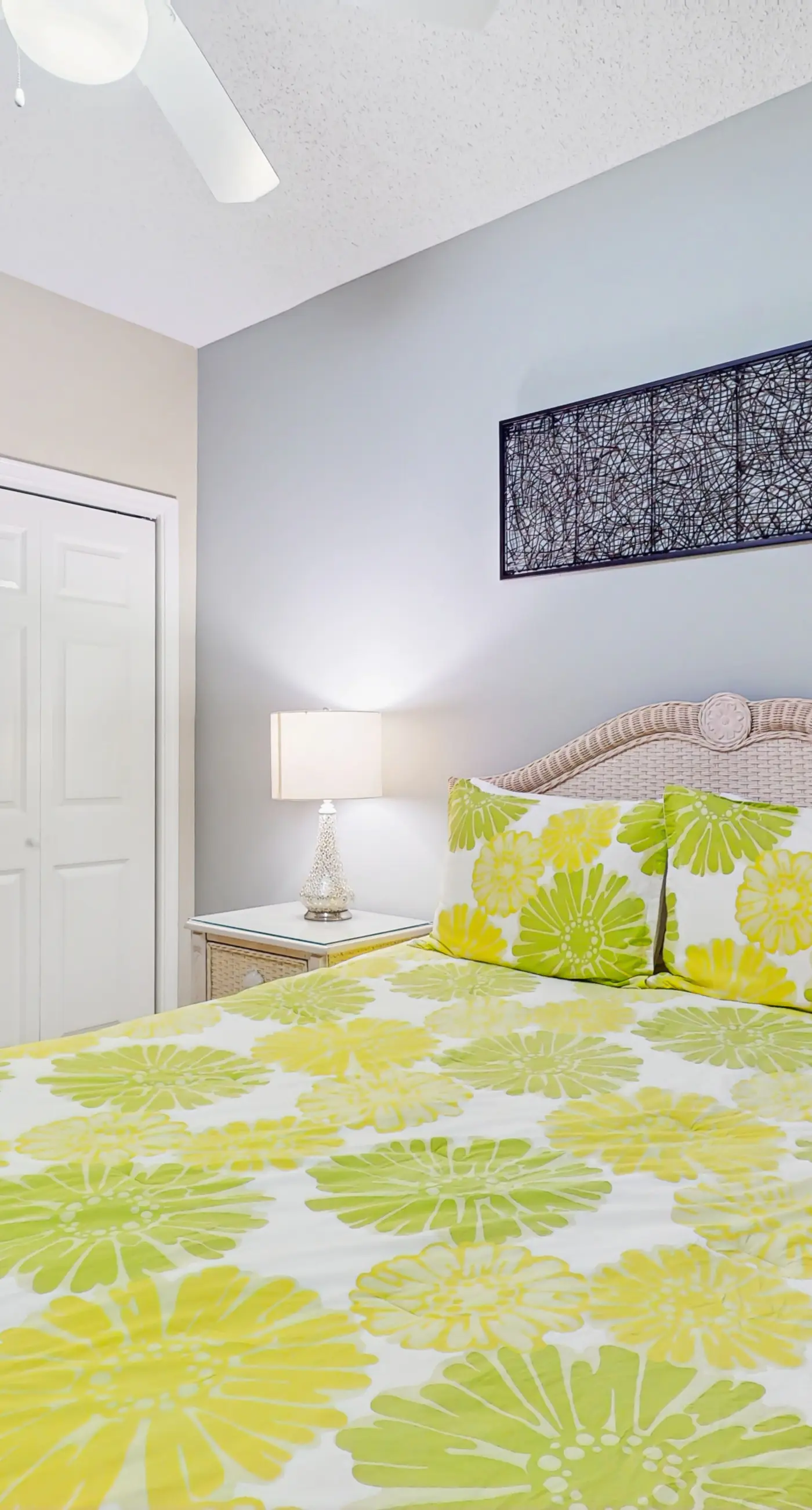 Cozy, beachfront condo w/ multiple shared pools, fitness center, & grilling area