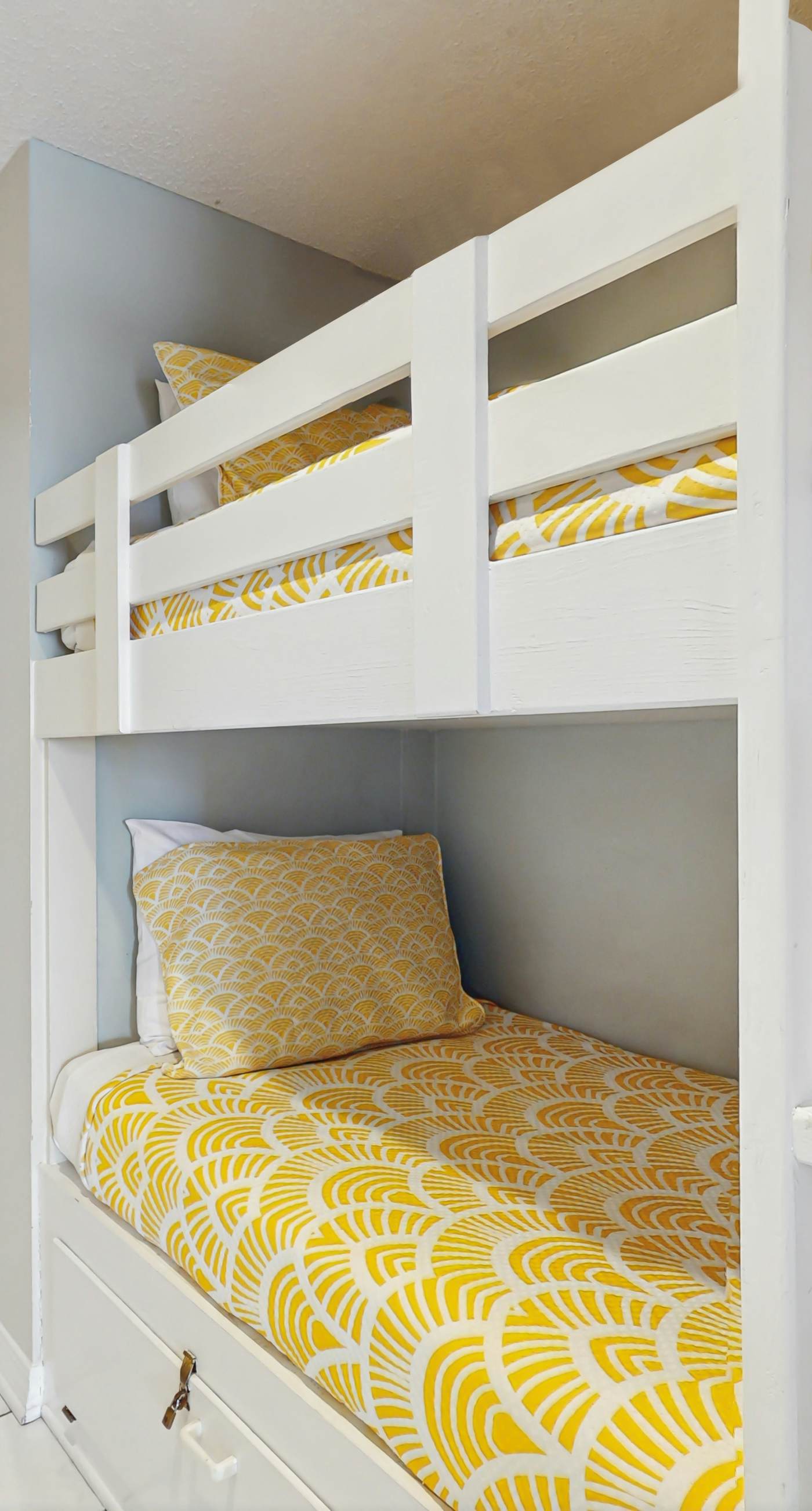 Cozy, beachfront condo w/ multiple shared pools, fitness center, & grilling area