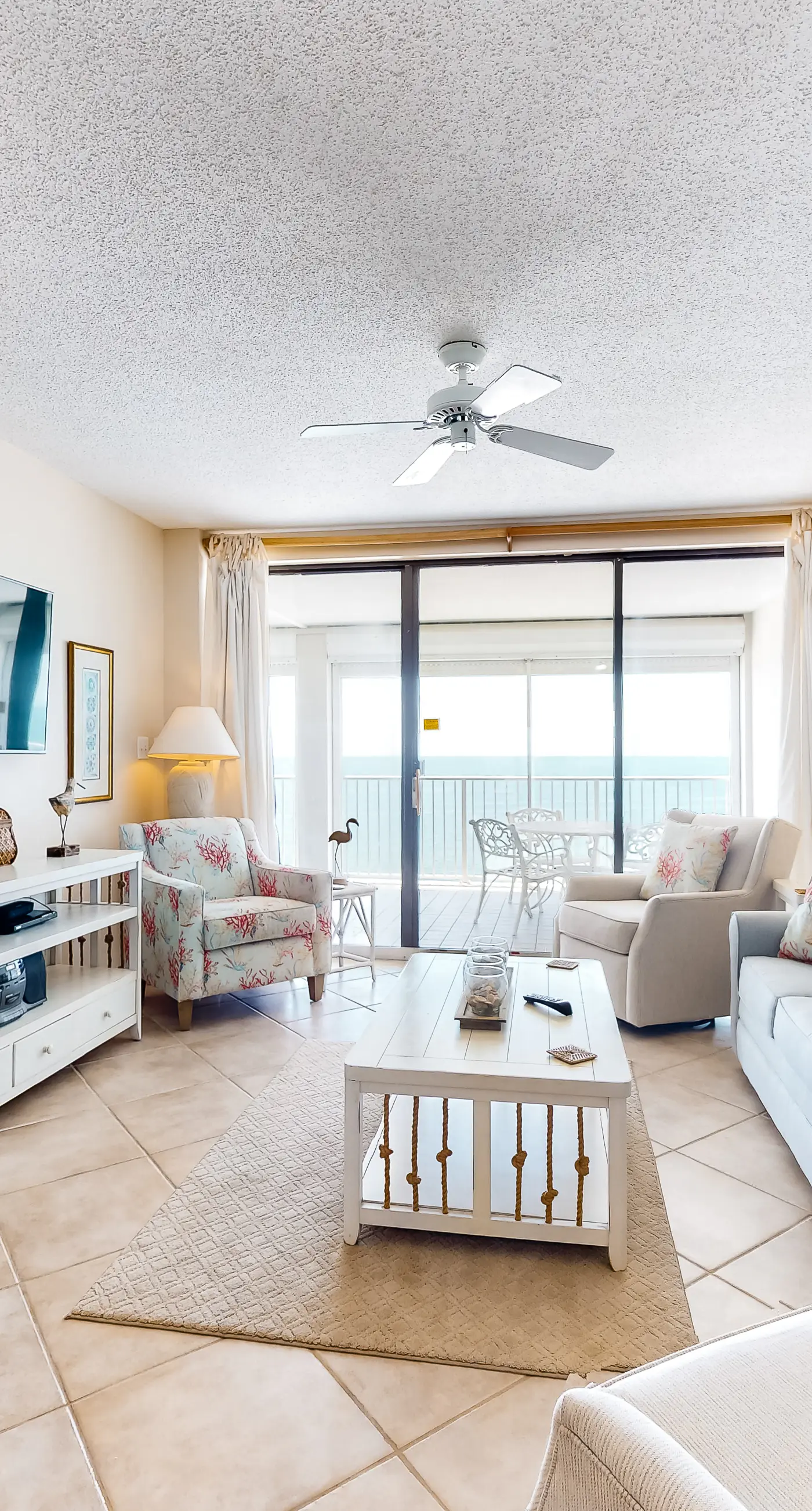 Beachfront condo with private beach access, hot tub, tennis court & pools