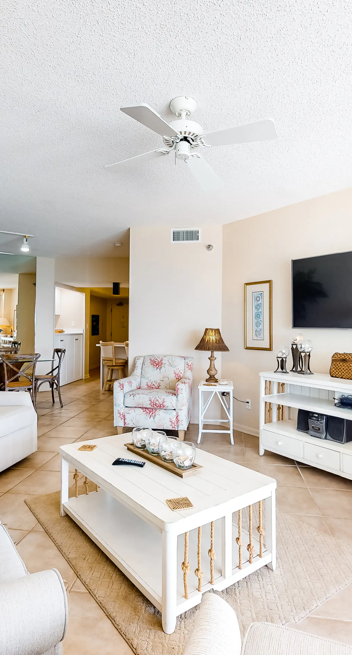 Beachfront condo with private beach access, hot tub, tennis court & pools