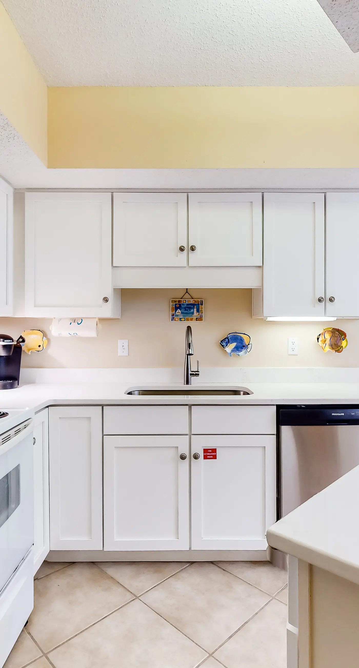 Beachfront condo with private beach access, hot tub, tennis court & pools