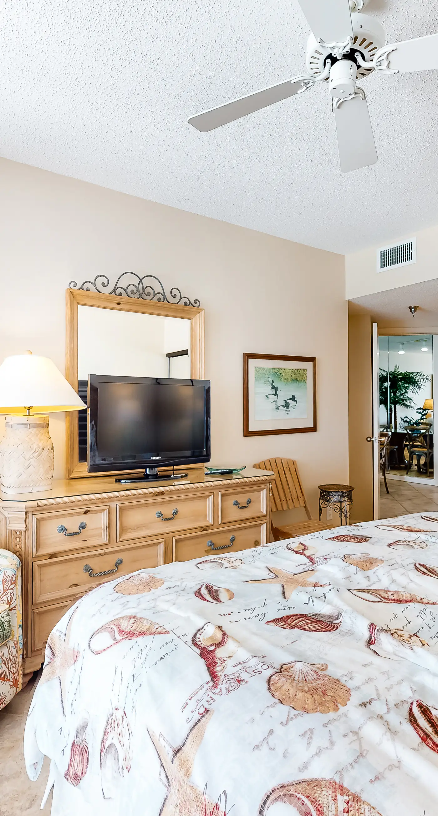 Beachfront condo with private beach access, hot tub, tennis court & pools