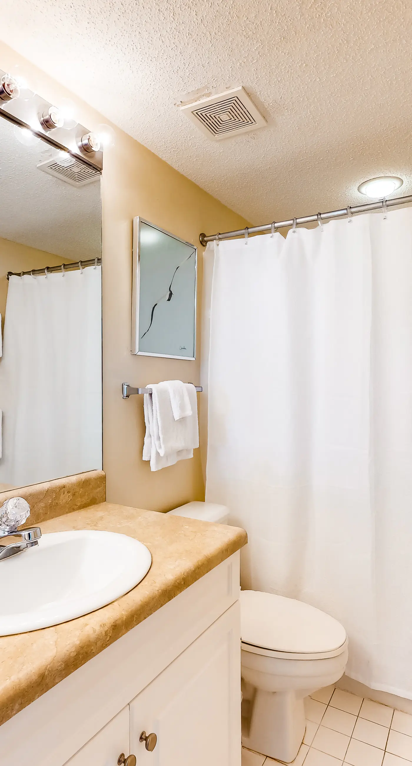 Beachfront condo with private beach access, hot tub, tennis court & pools