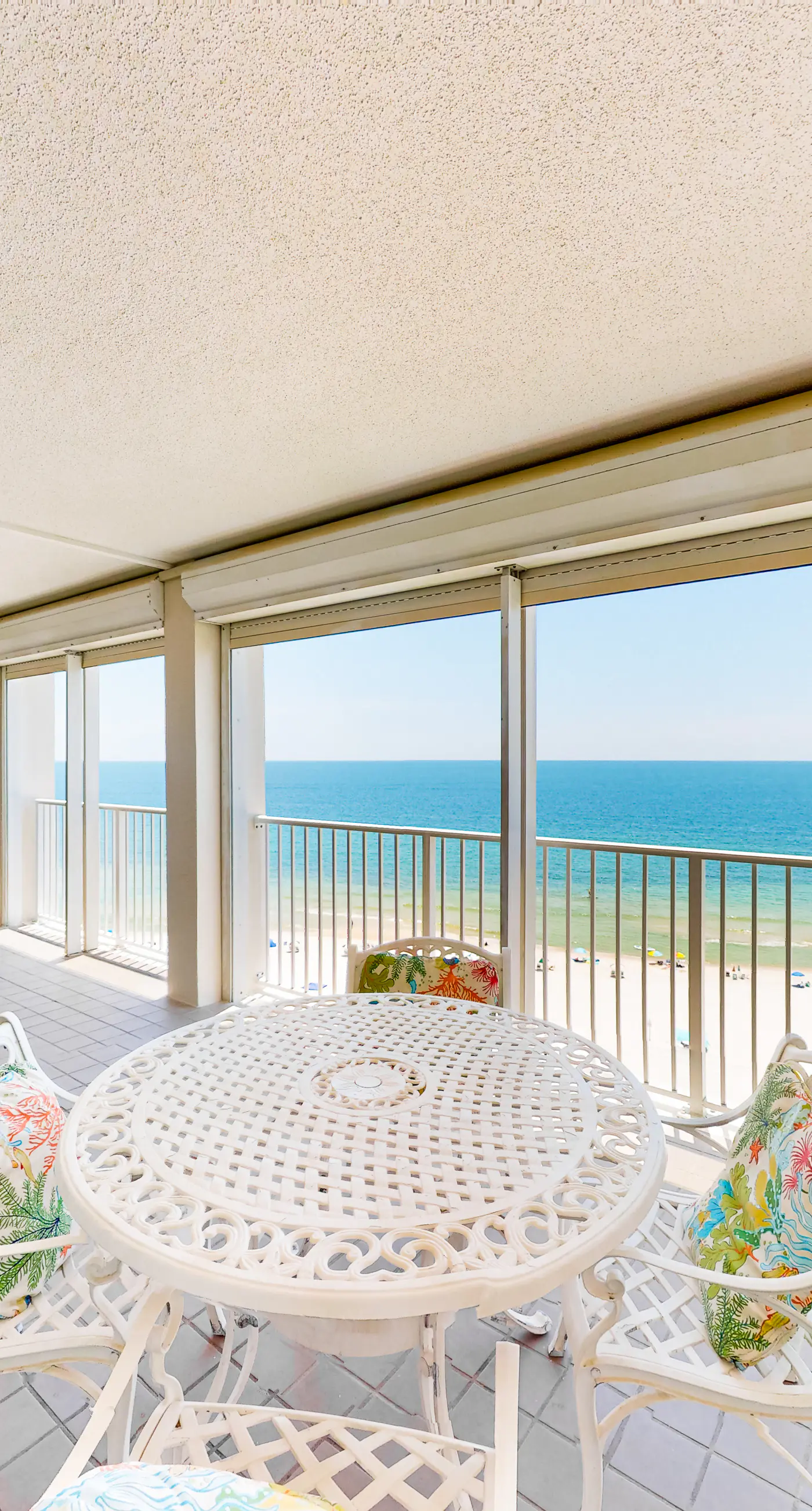 Beachfront condo with private beach access, hot tub, tennis court & pools