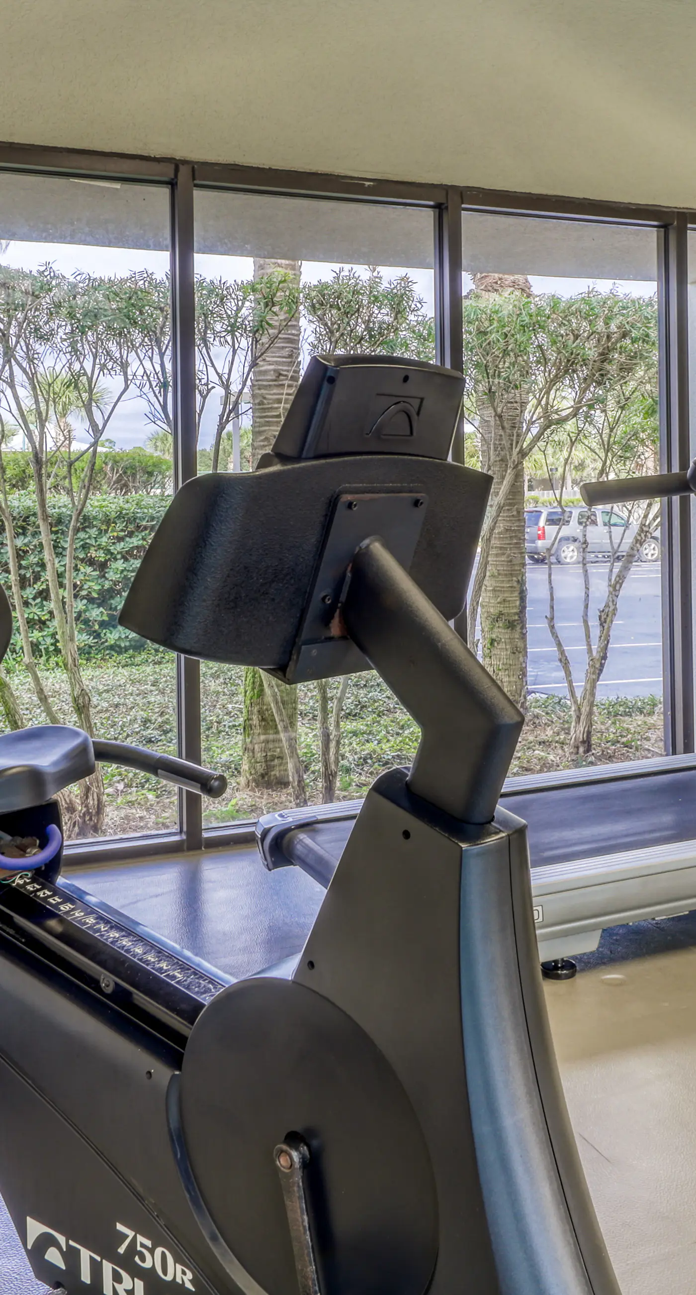 Beachfront condo with private beach access, hot tub, tennis court & pools