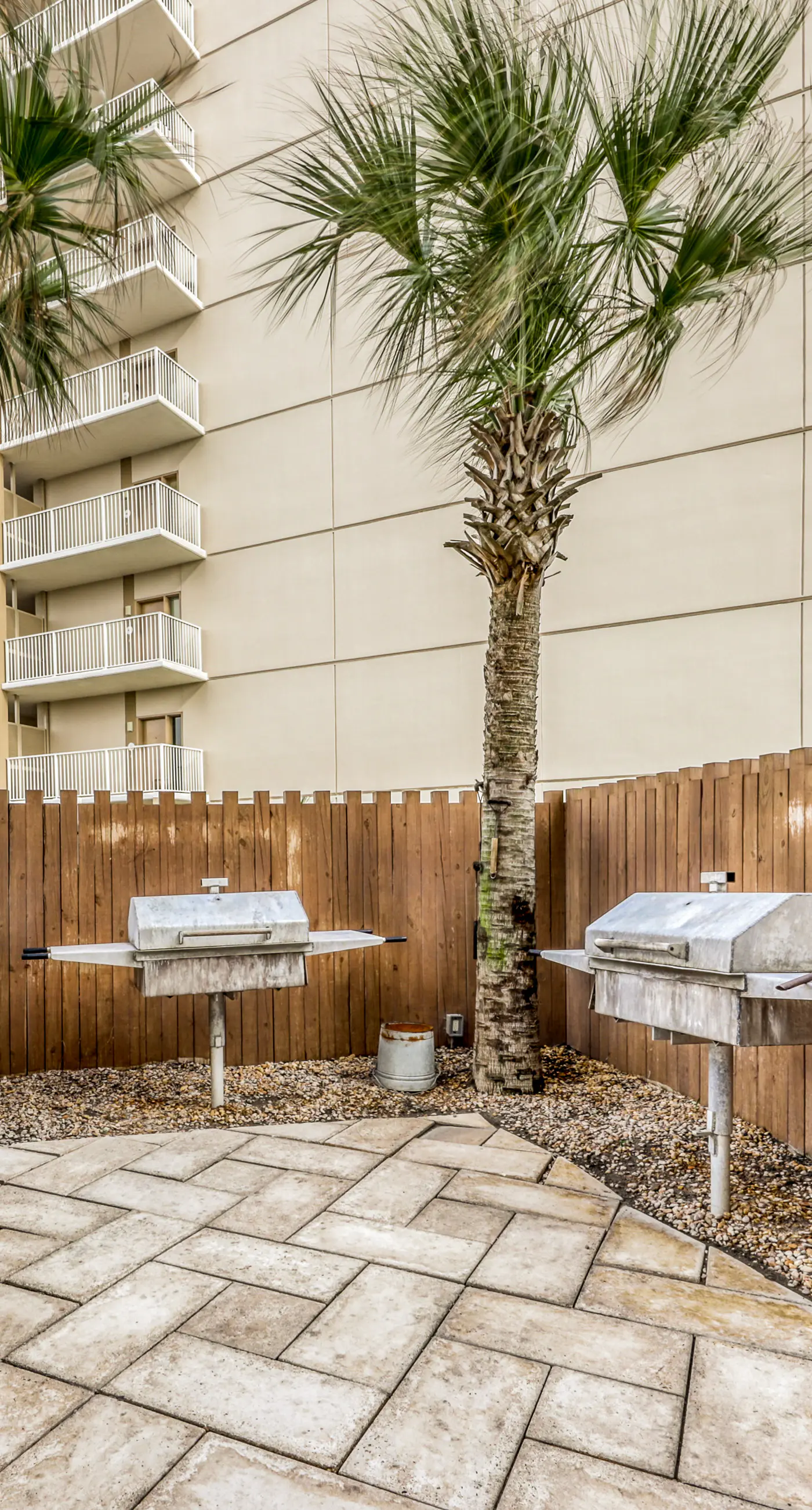 Beachfront condo with private beach access, hot tub, tennis court & pools