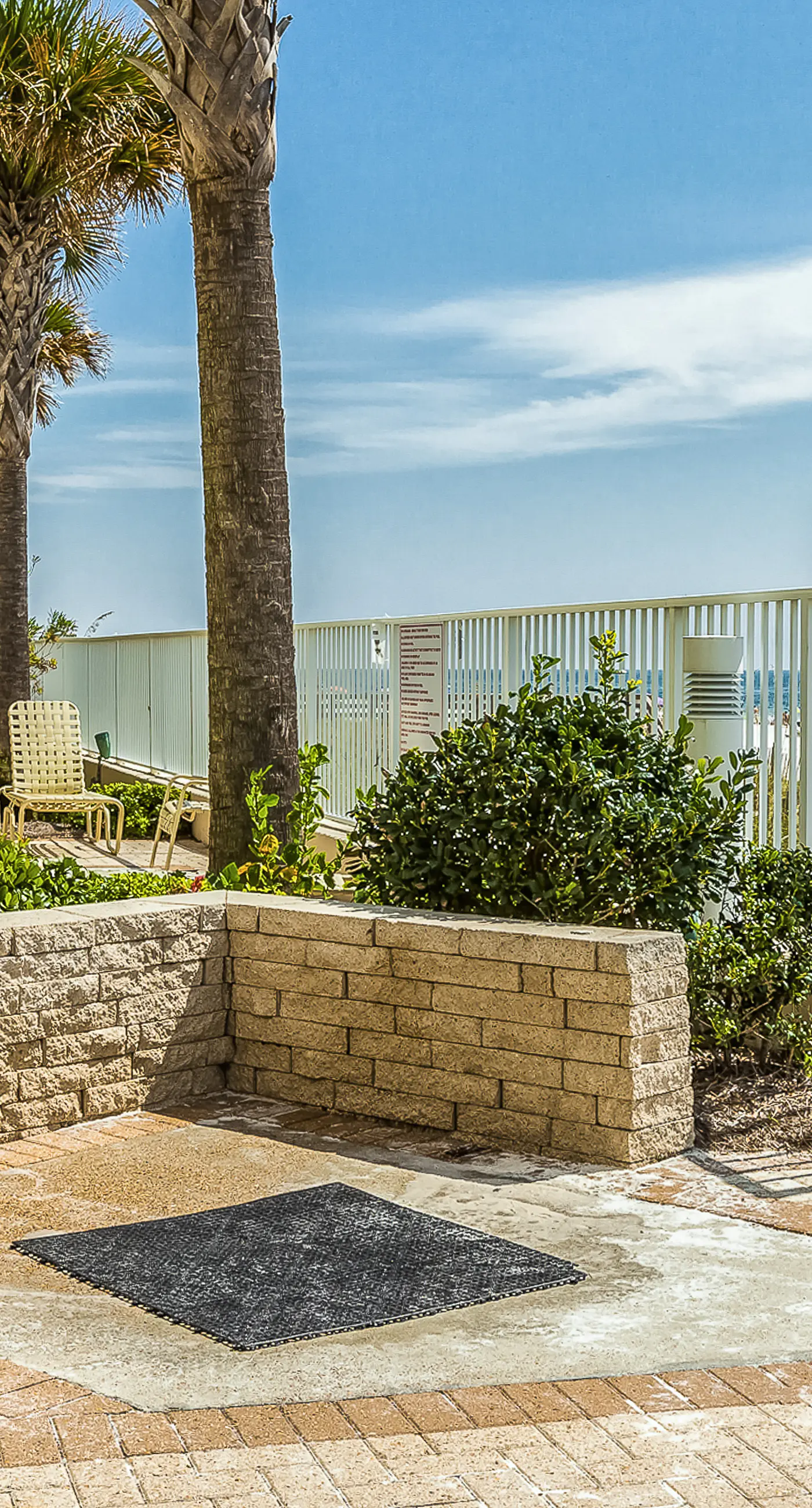 Beachfront condo with private beach access, hot tub, tennis court & pools