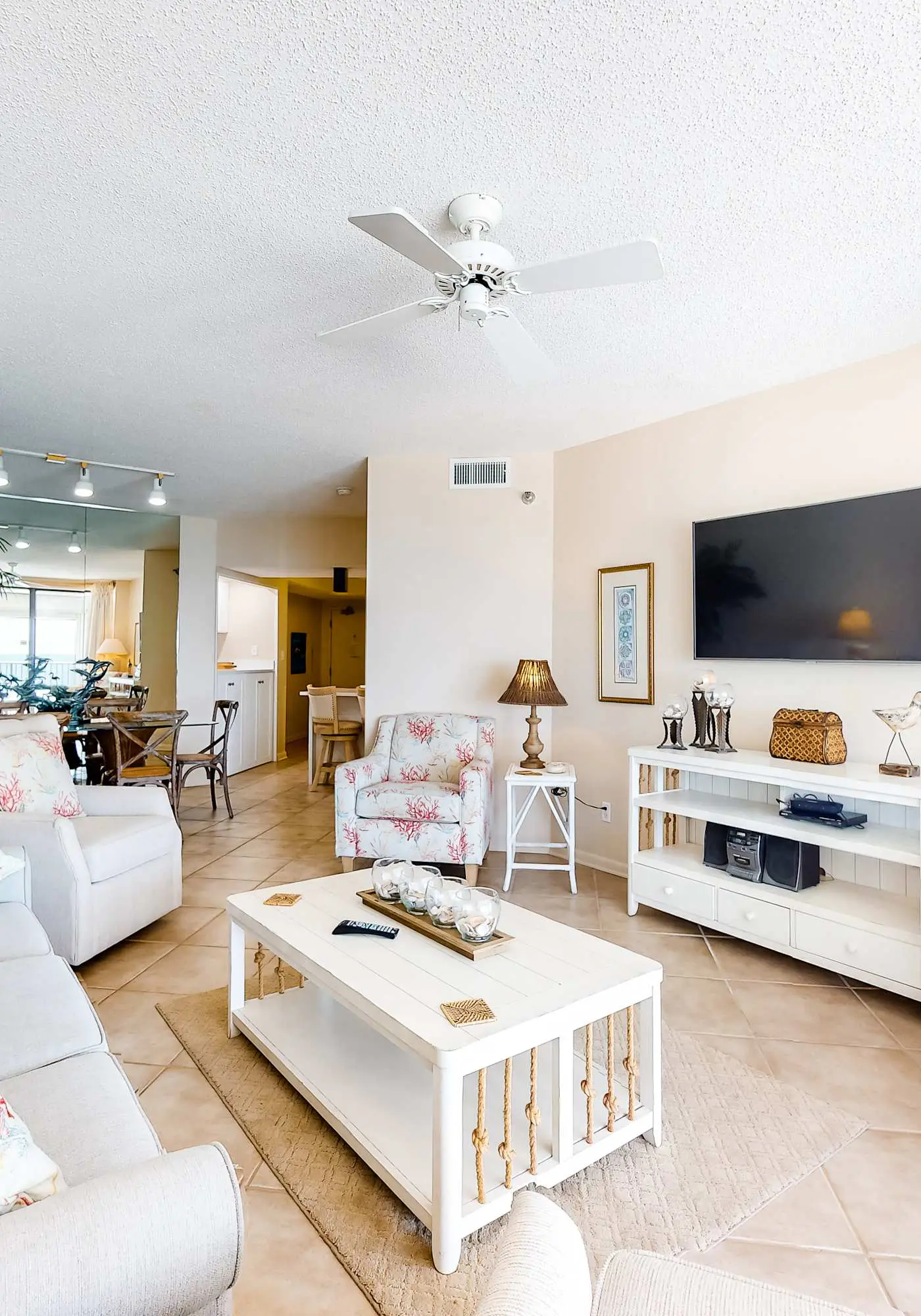 Beachfront condo with private beach access, hot tub, tennis court & pools