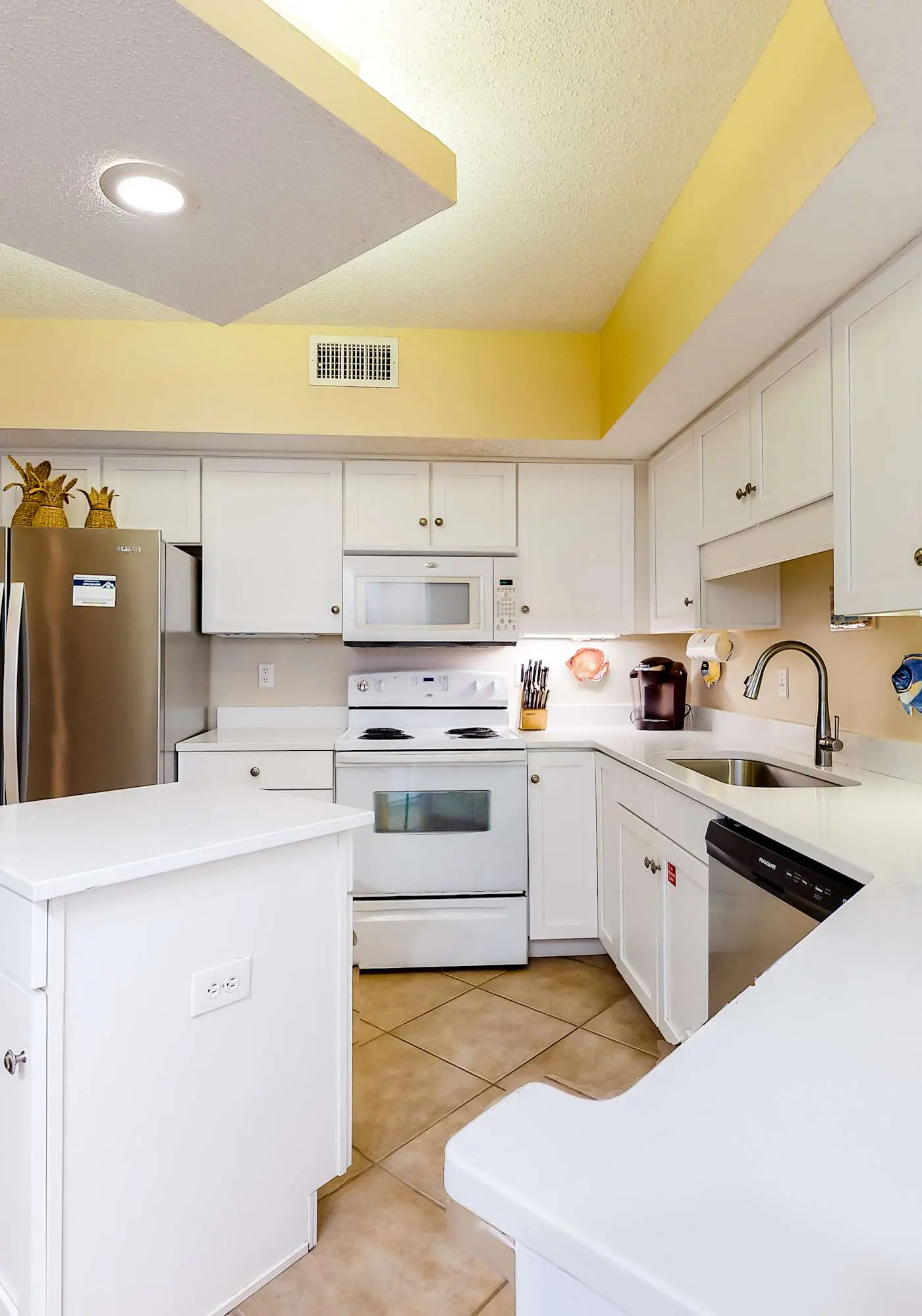 Beachfront condo with private beach access, hot tub, tennis court & pools