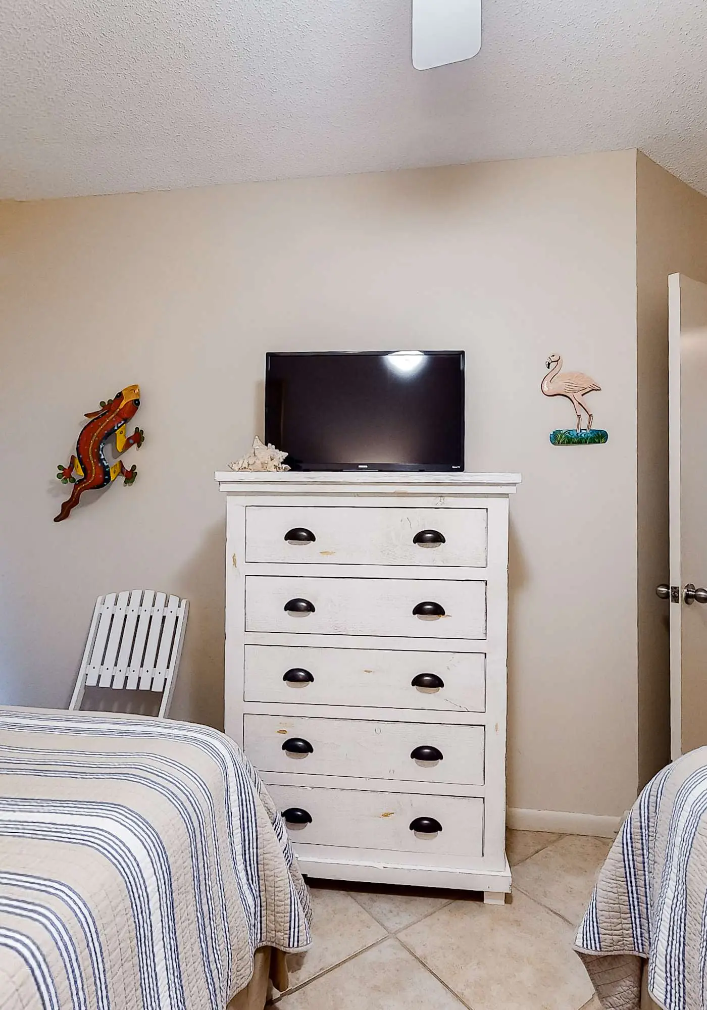Beachfront condo with private beach access, hot tub, tennis court & pools