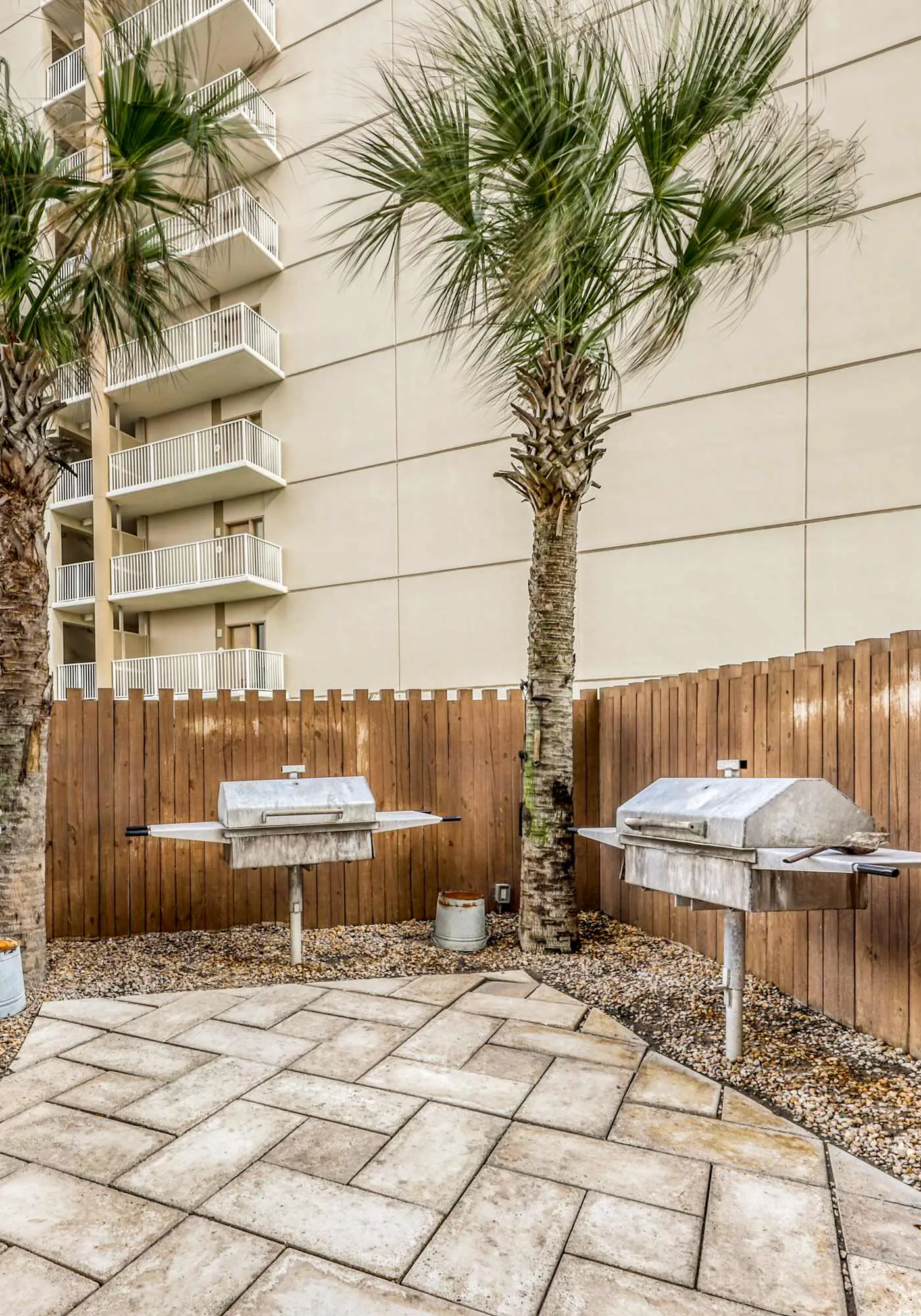 Beachfront condo with private beach access, hot tub, tennis court & pools