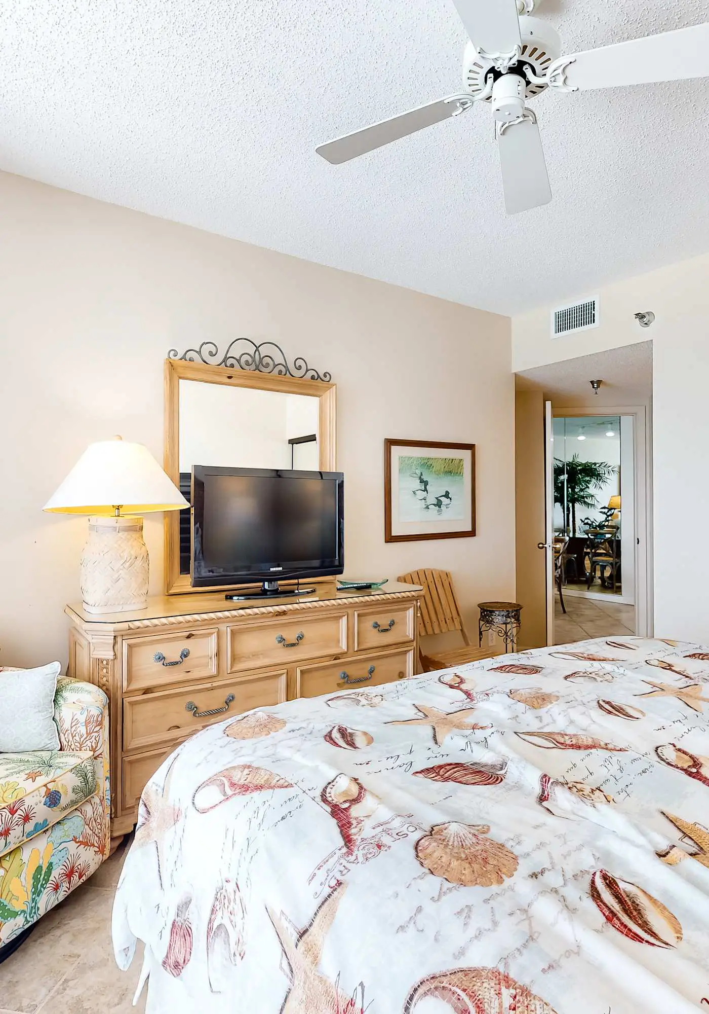 Beachfront condo with private beach access, hot tub, tennis court & pools