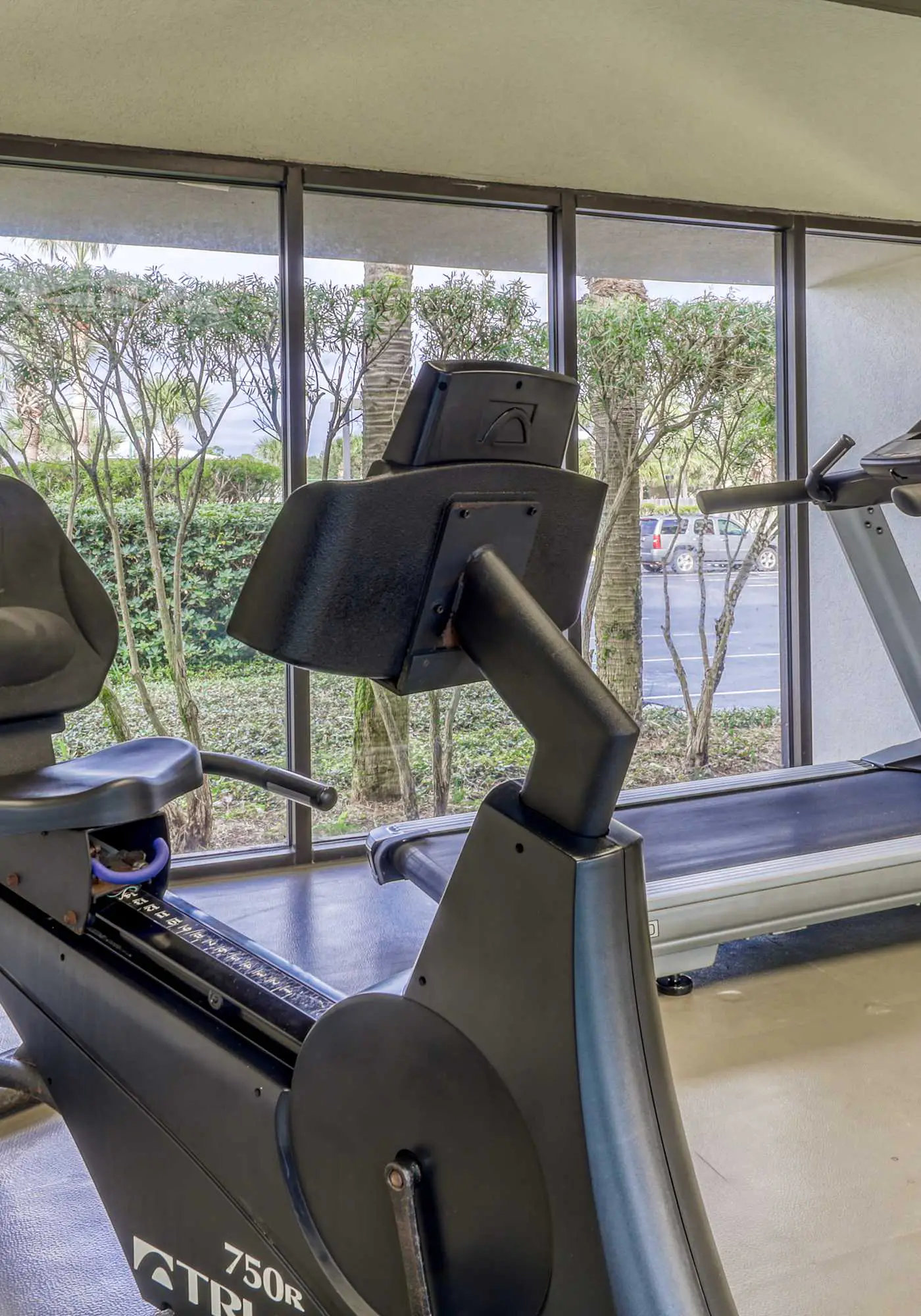 Beachfront condo with private beach access, hot tub, tennis court & pools