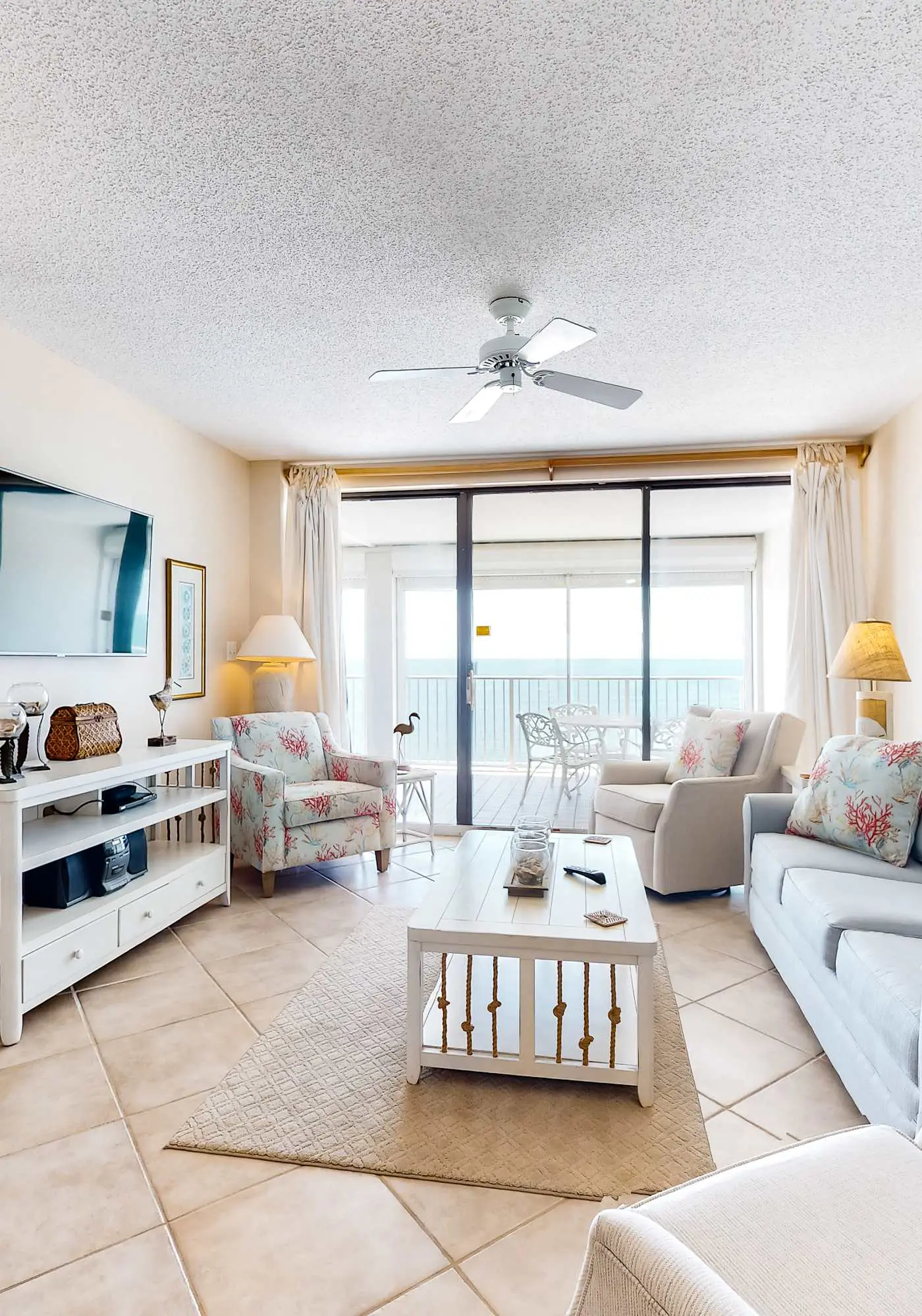 Beachfront condo with private beach access, hot tub, tennis court & pools