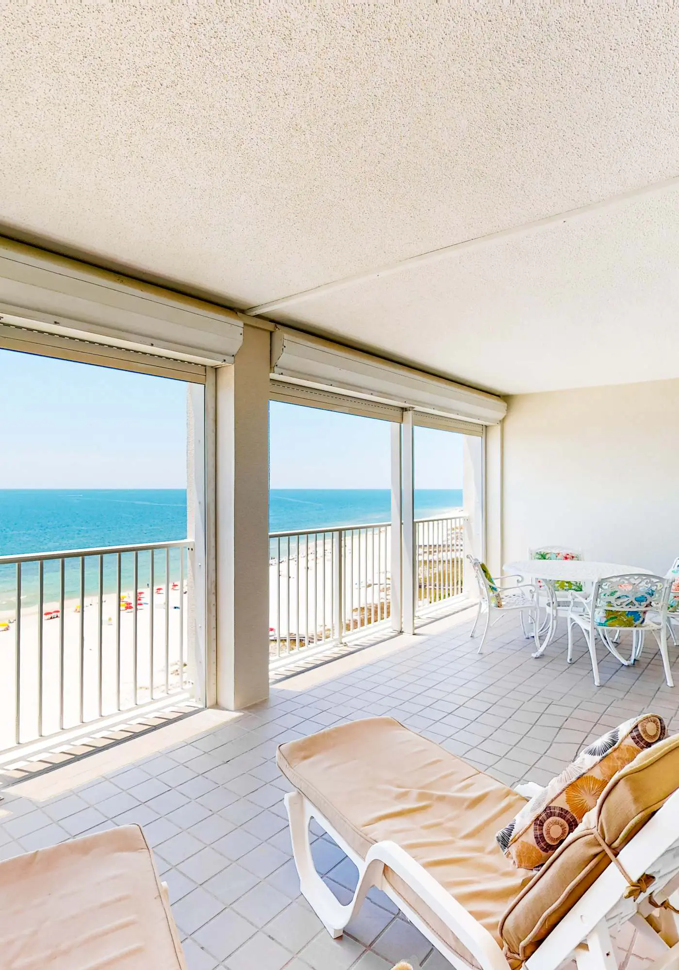 Beachfront condo with private beach access, hot tub, tennis court & pools