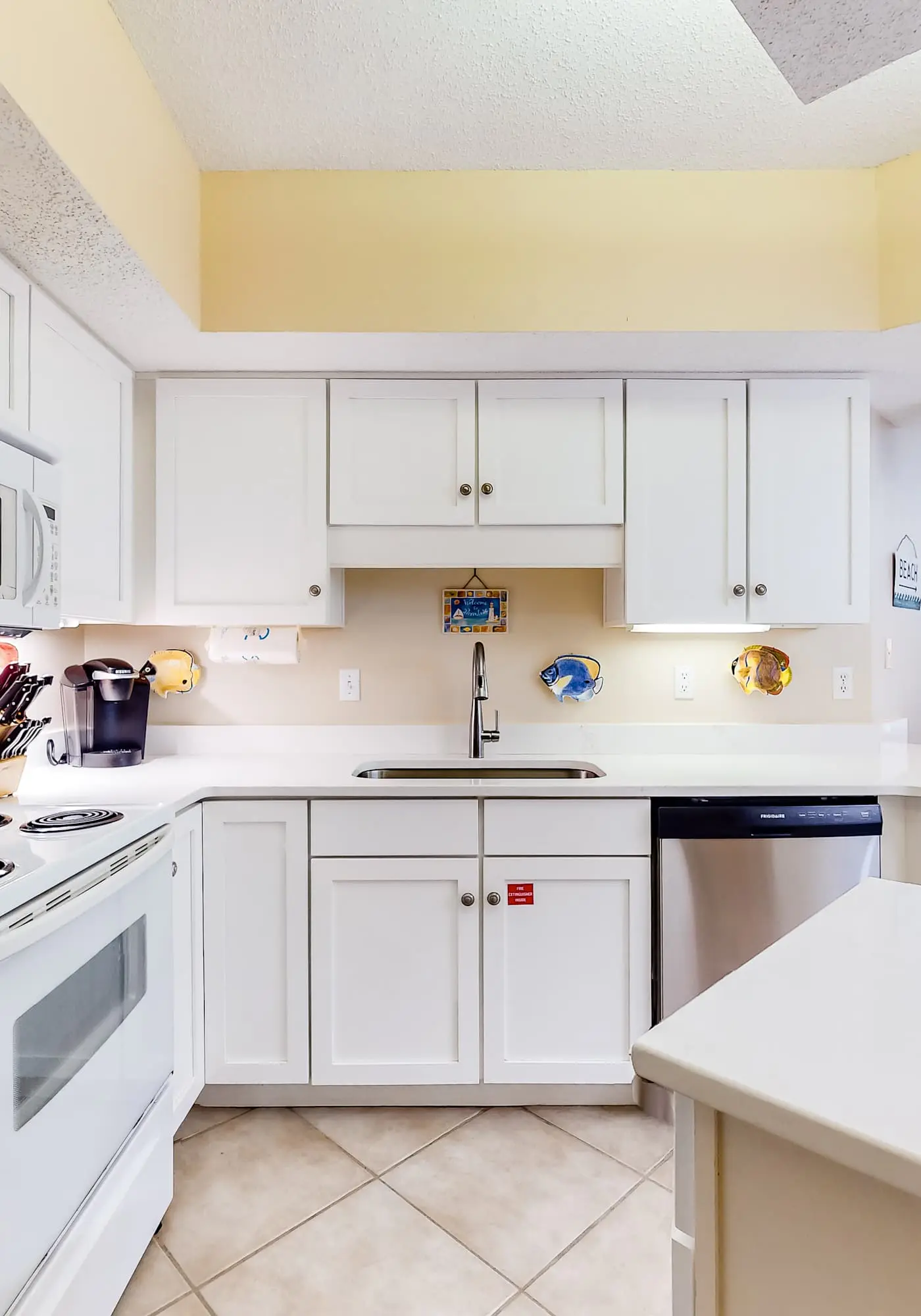 Beachfront condo with private beach access, hot tub, tennis court & pools