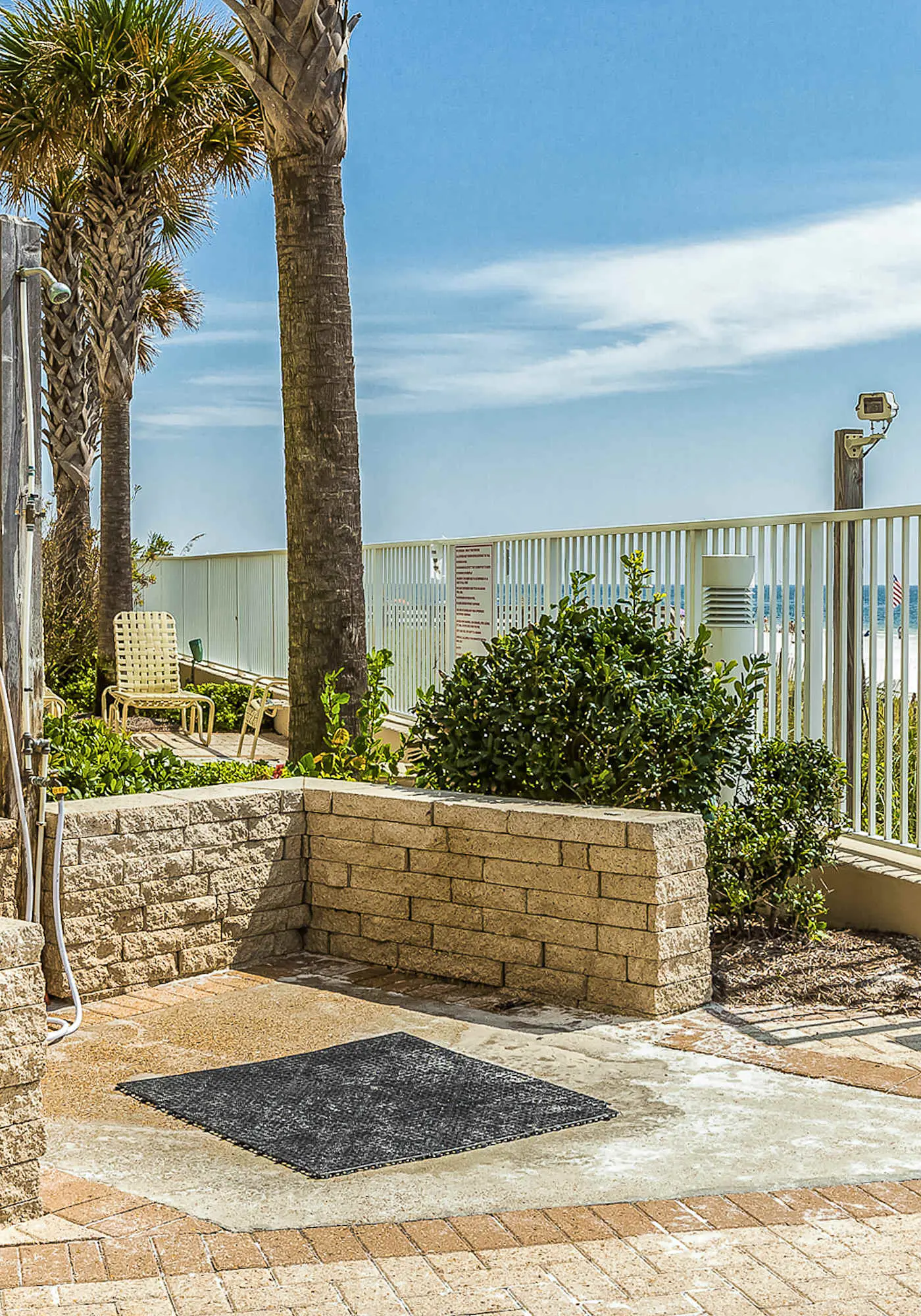 Beachfront condo with private beach access, hot tub, tennis court & pools