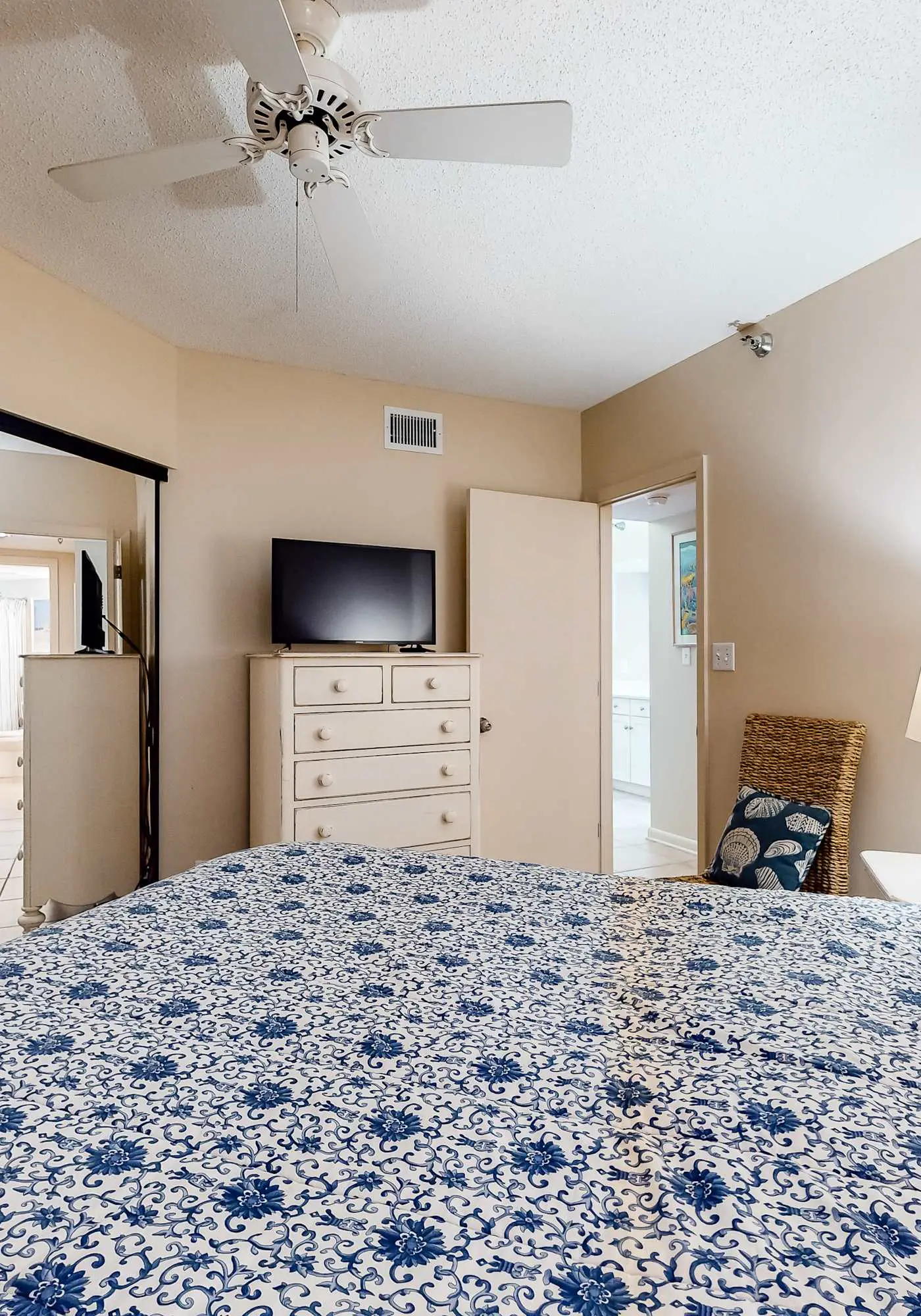 Beachfront condo with private beach access, hot tub, tennis court & pools