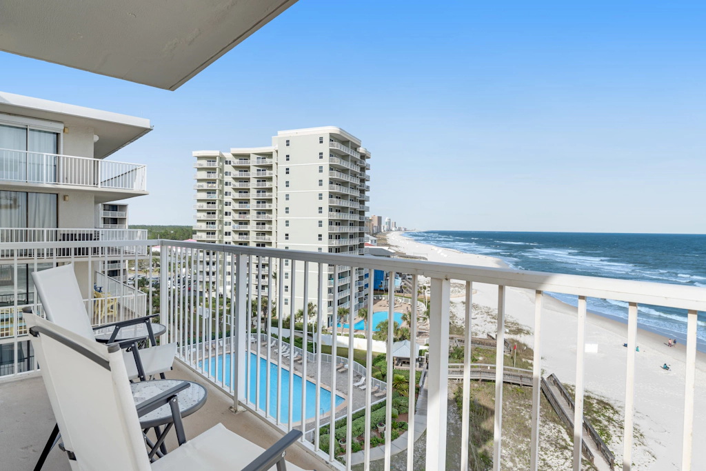 Gulf & beachfront condo with indoor & outdoor pools, sauna & sun deck