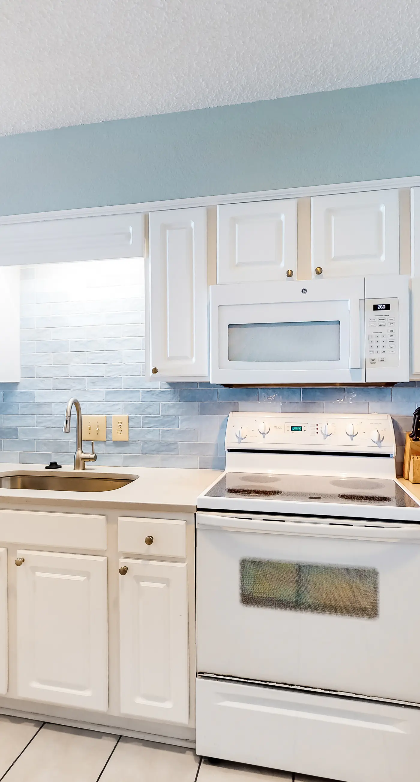 Gulf front condo with pools/hot tub - ocean view, covered balcony & washer/dryer