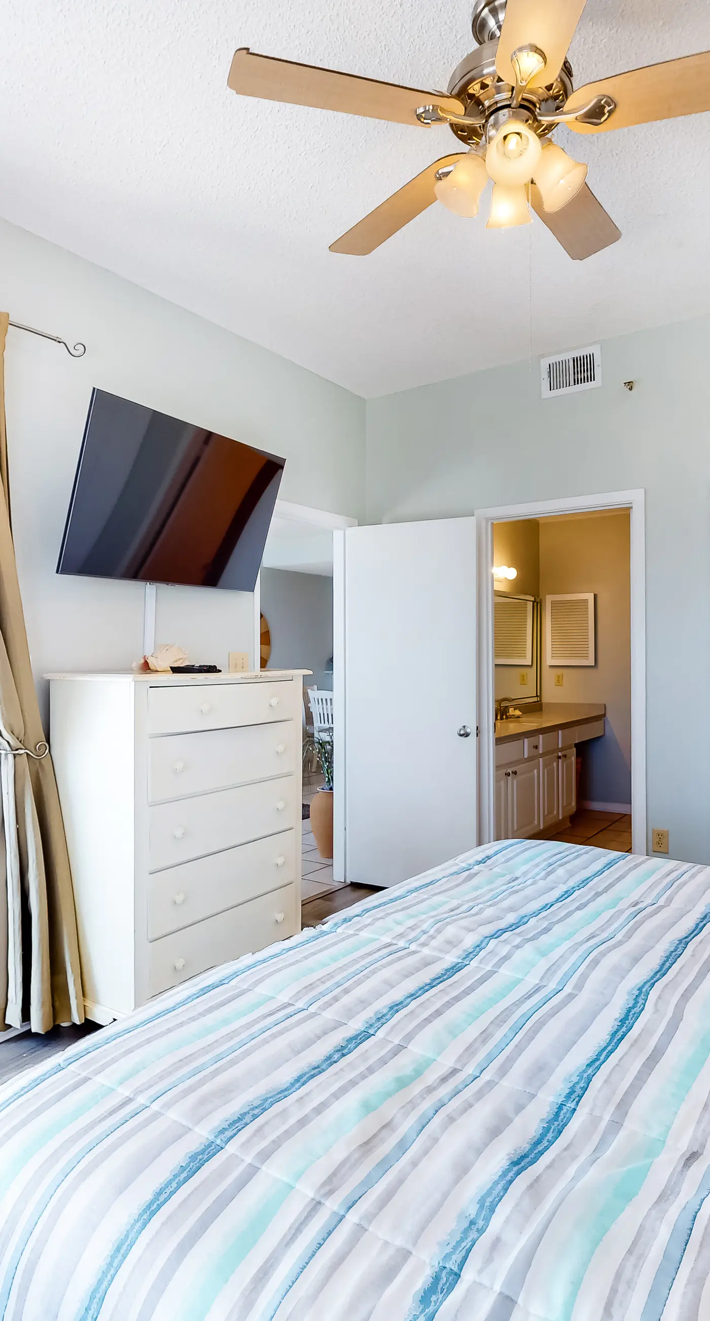 Gulf front condo with pools/hot tub - ocean view, covered balcony & washer/dryer