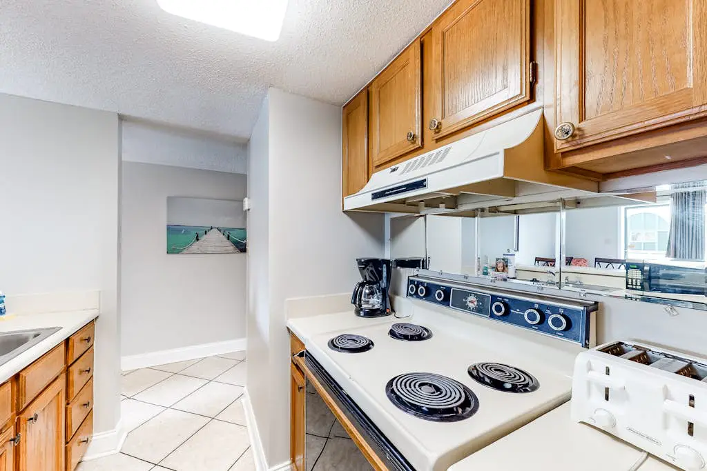 Gulf view condo w/ a full kitchen, private balcony, shared pools, & tennis court
