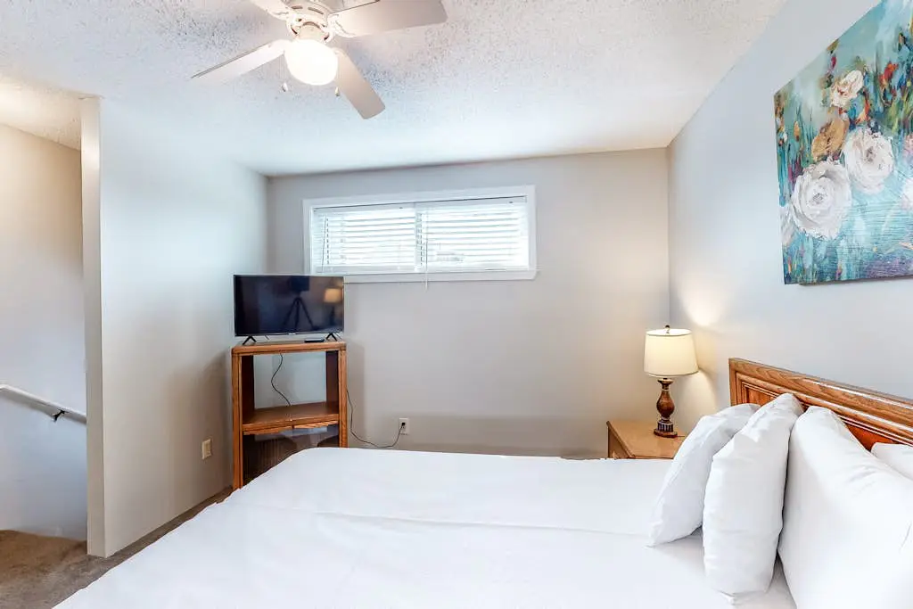 Gulf view condo w/ a full kitchen, private balcony, shared pools, & tennis court