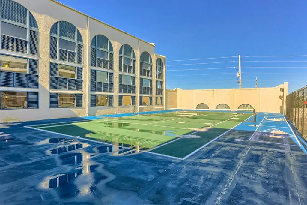 Gulf view condo w/ a full kitchen, private balcony, shared pools, & tennis court