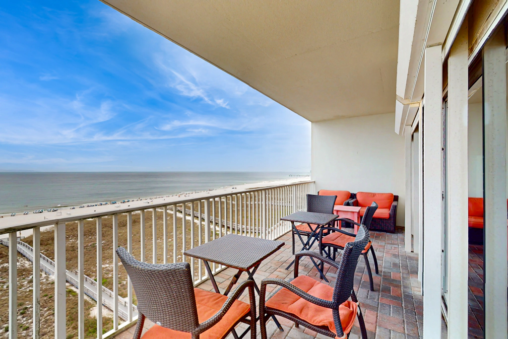 Gulf front condo w a full kitchen, private balcony, shared pools, & hot tub