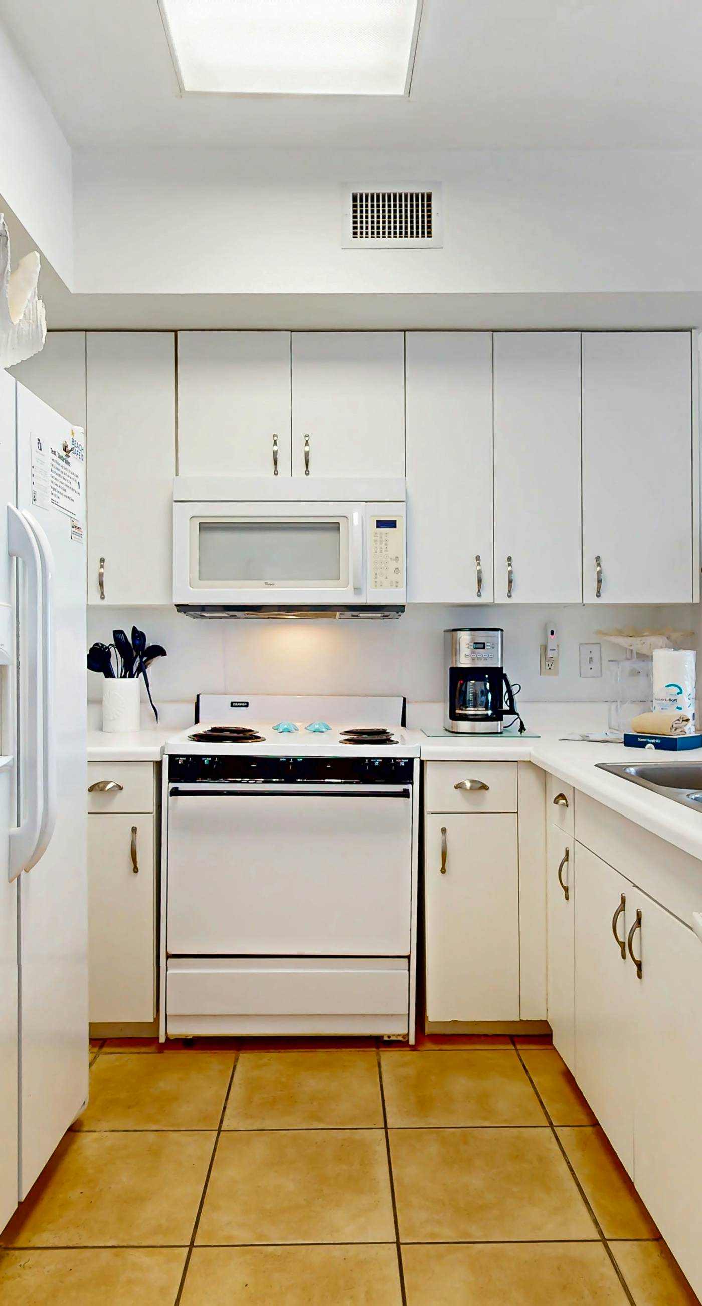 Gulf front condo w a full kitchen, private balcony, shared pools, & hot tub