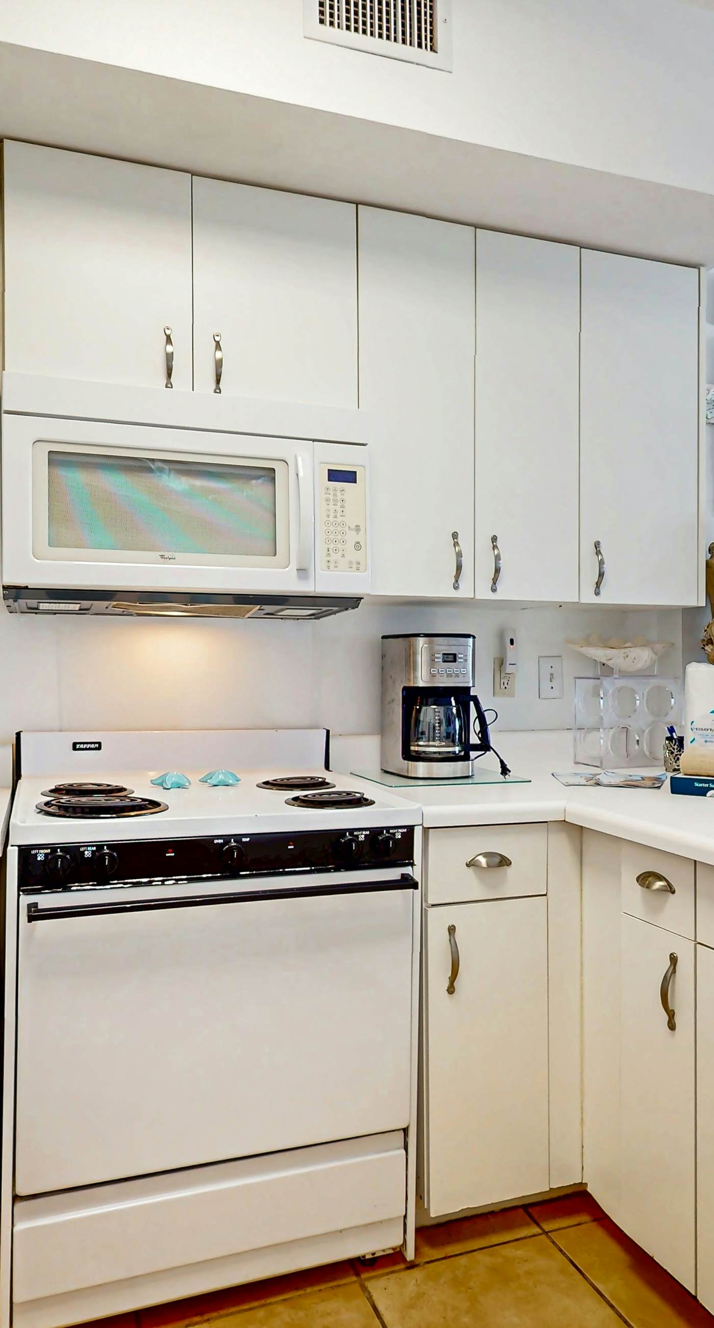 Gulf front condo w a full kitchen, private balcony, shared pools, & hot tub