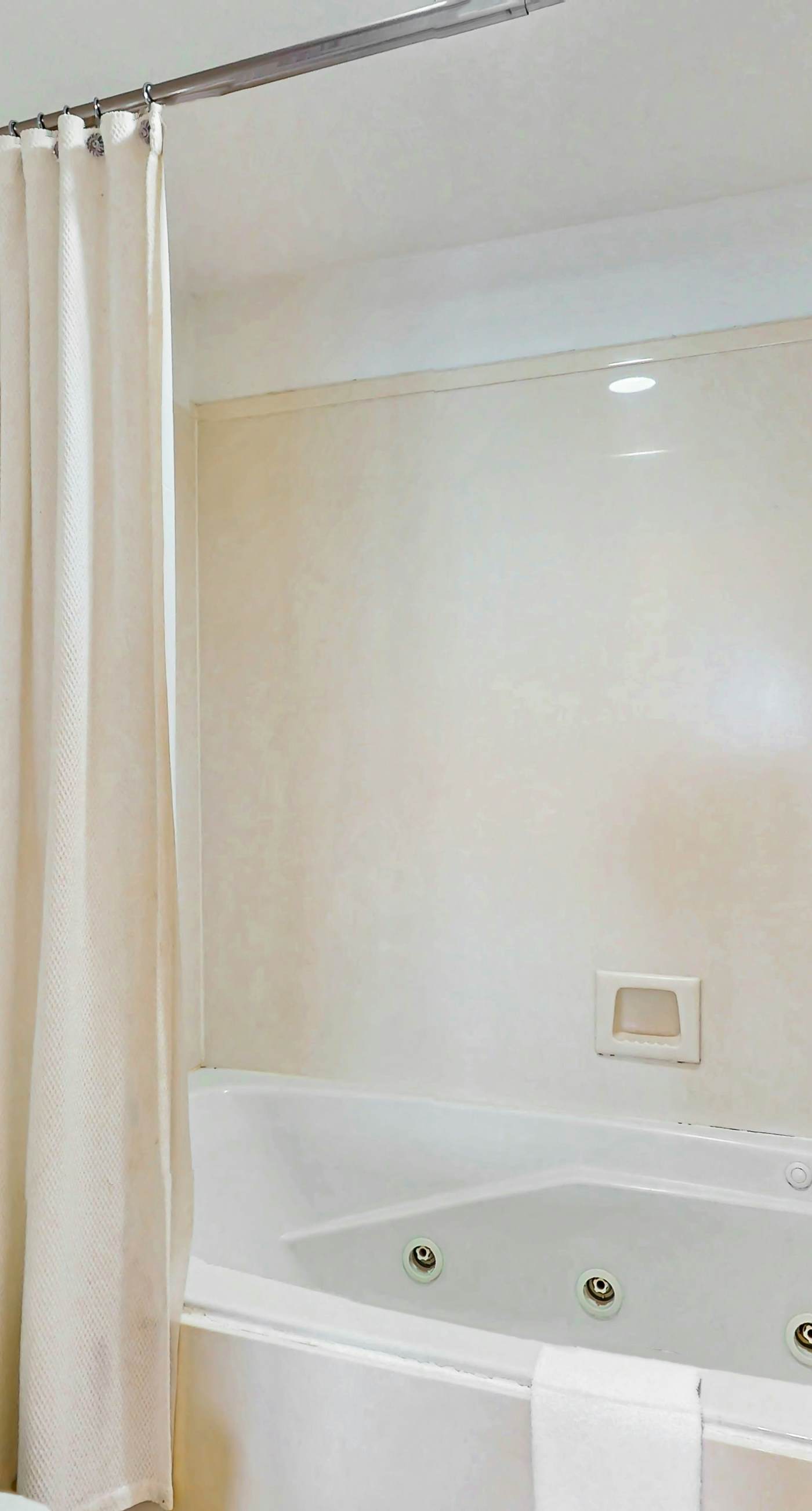 Gulf front condo w a full kitchen, private balcony, shared pools, & hot tub