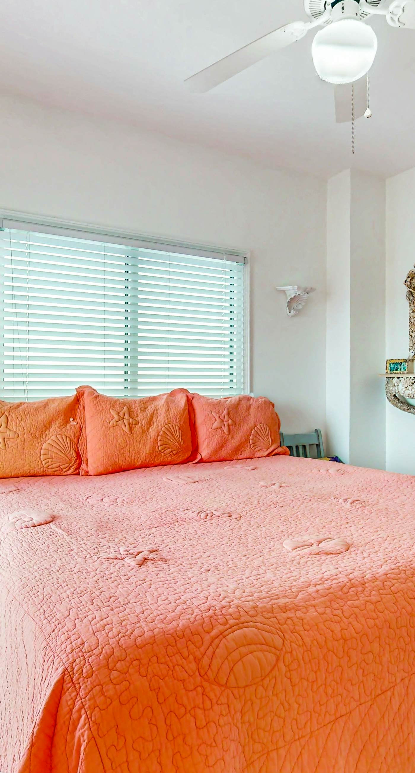 Gulf front condo w a full kitchen, private balcony, shared pools, & hot tub