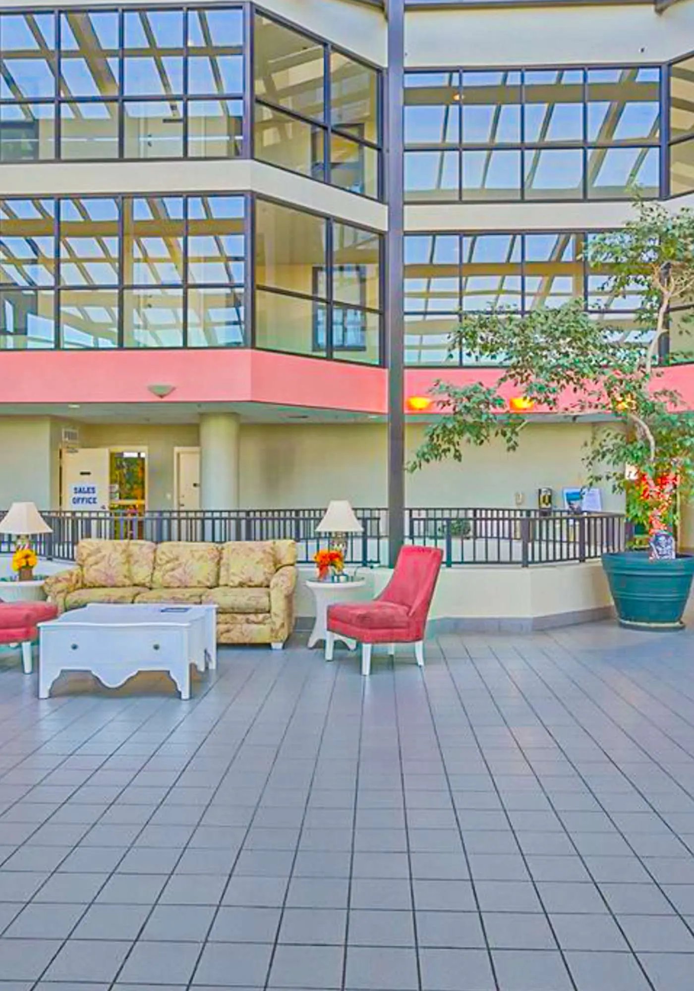 Waterfront condo w/ balcony, multiple pools, lighted tennis courts, hot tub