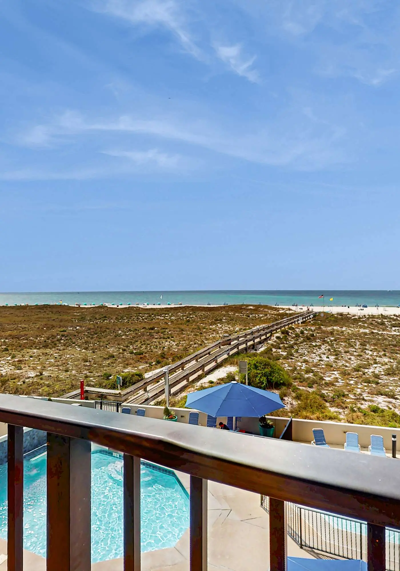 Waterfront condo w/ balcony, multiple pools, lighted tennis courts, hot tub