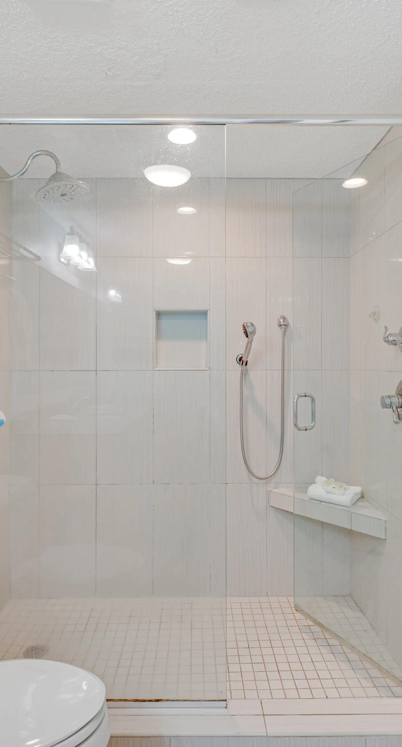 Beach front paradise w/ beautiful views, outdoor pool, & sauna