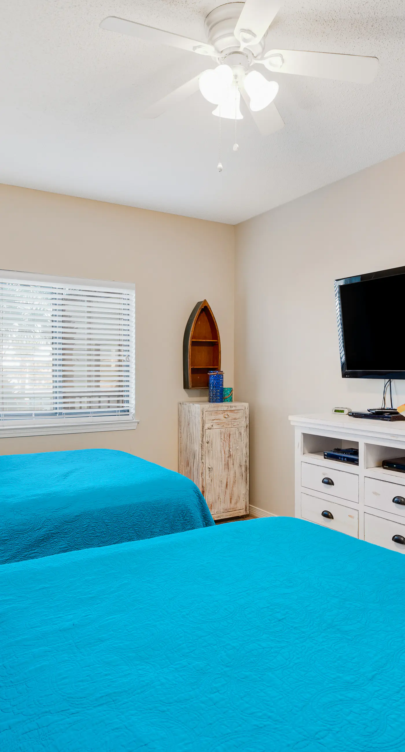 Beach front paradise w/ beautiful views, outdoor pool, & sauna