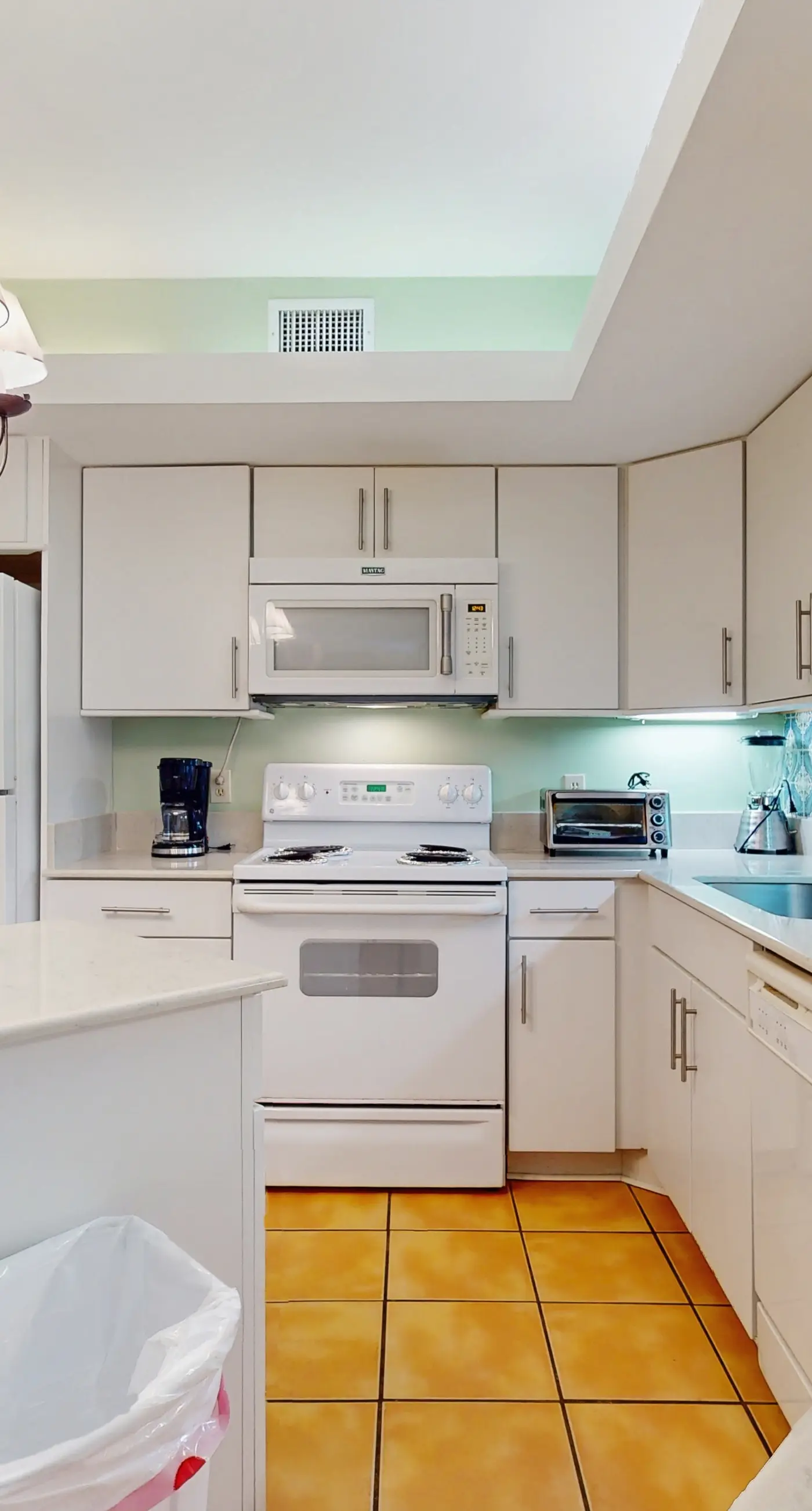 Stunning oceanfront top-floor condo with Gulf views, central AC & pool access