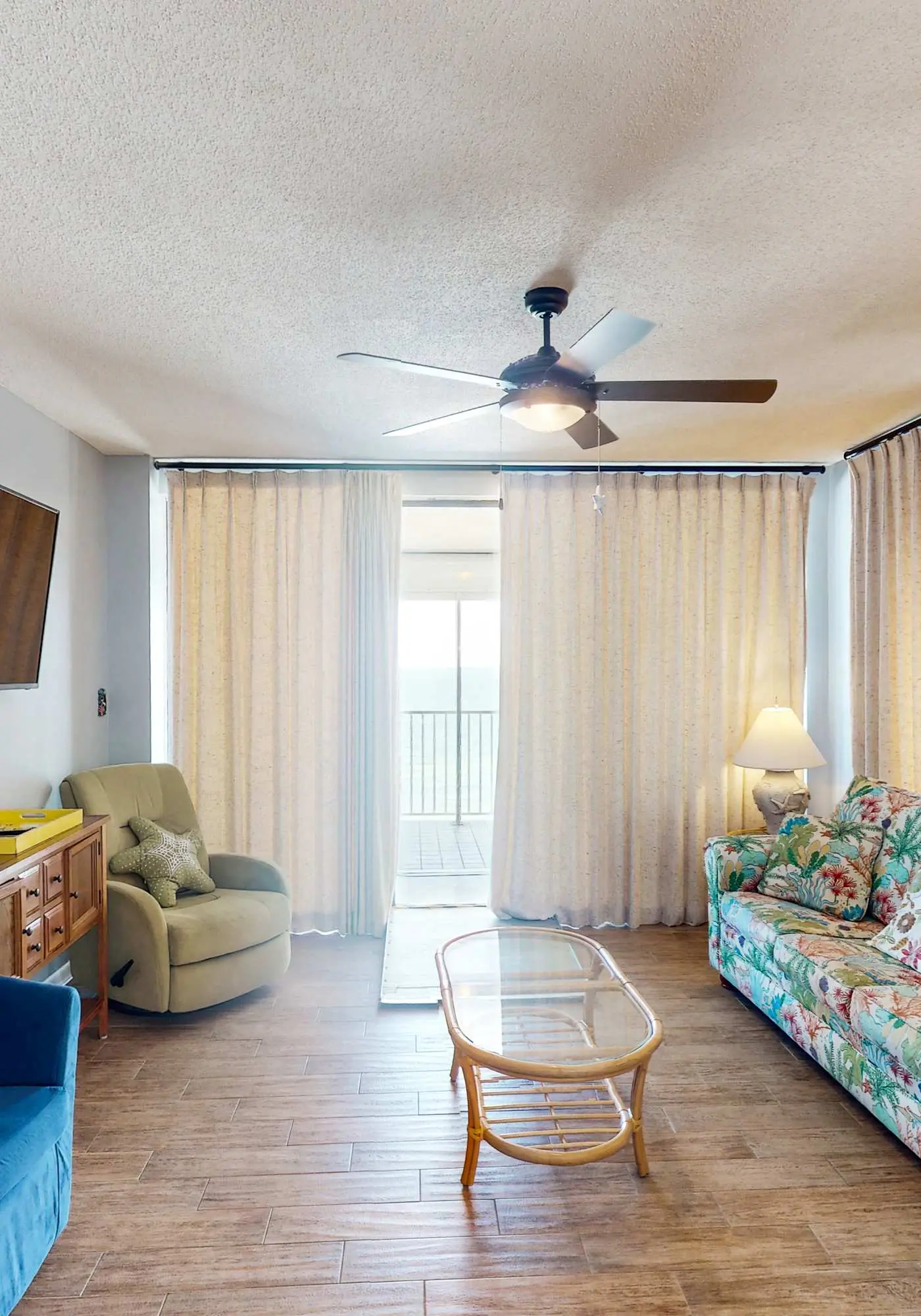 Beachfront corner condo with stunning Gulf views, pools, hot tub & fitness center
