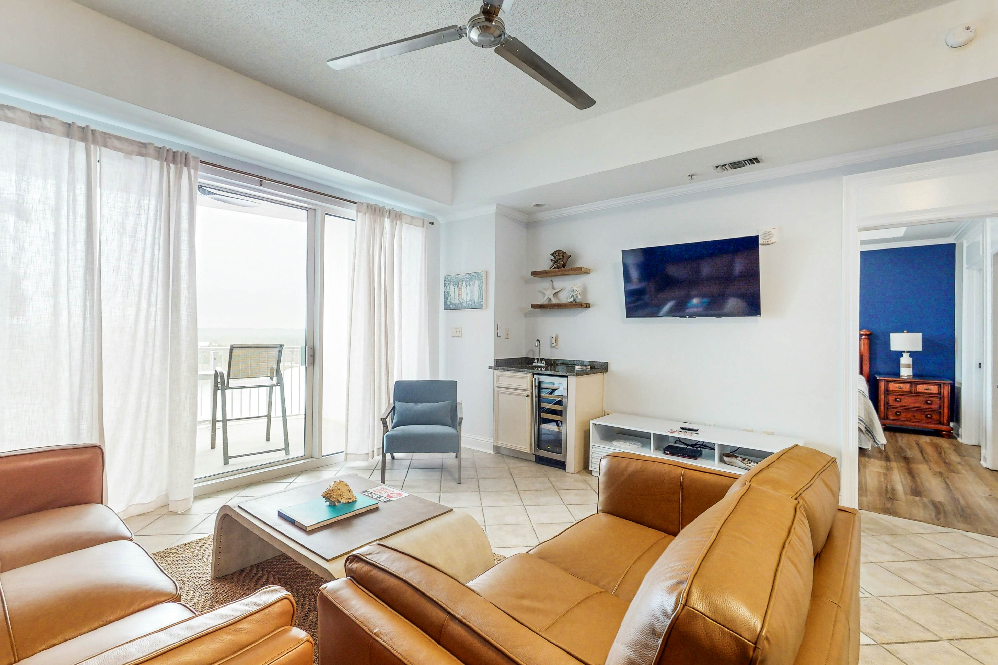 Seventh-Floor Condo with Free WiFi, Bay Views, Shared Outdoor Pool, Hot Tub, Gym